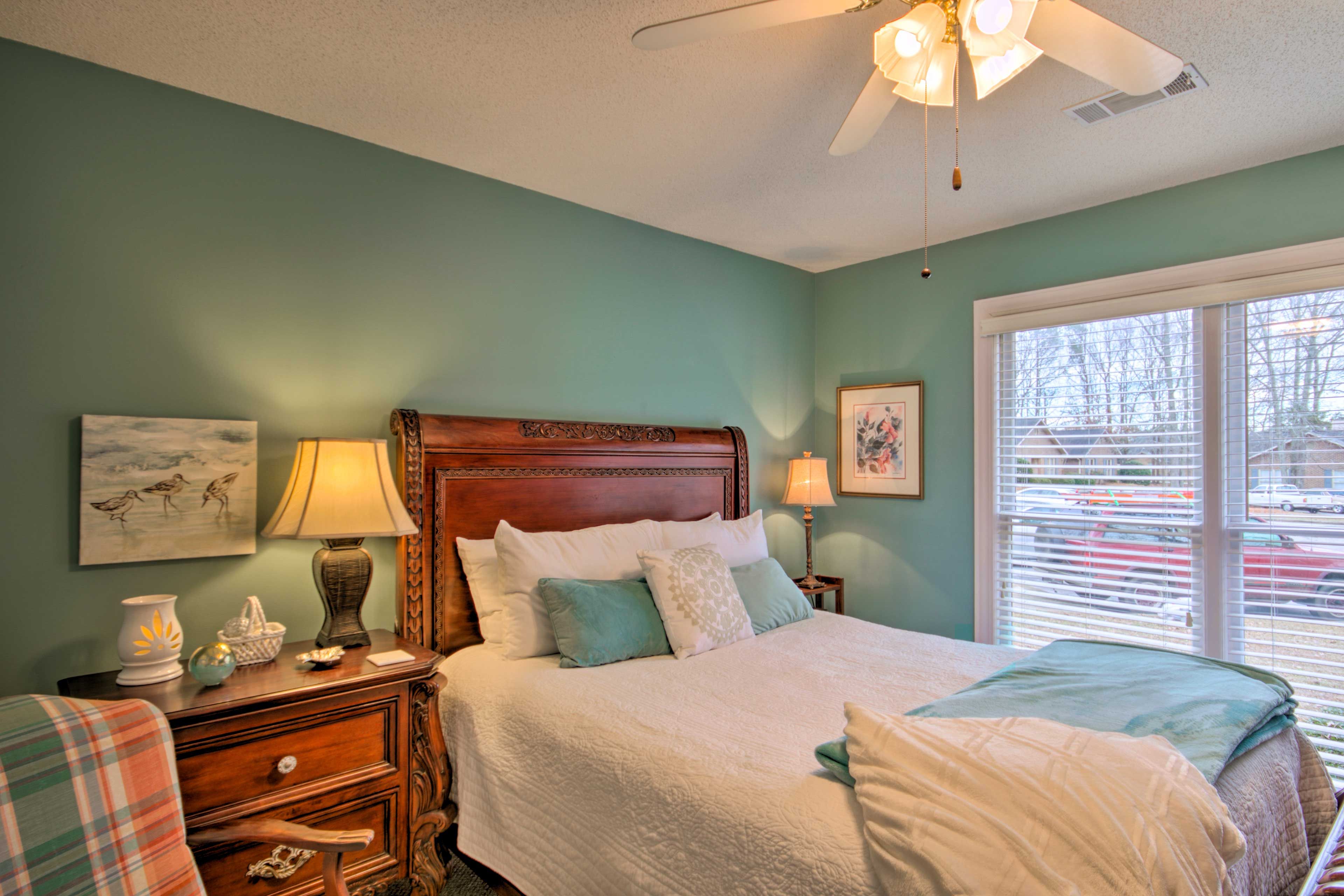 Curl up in this comfy queen bed.