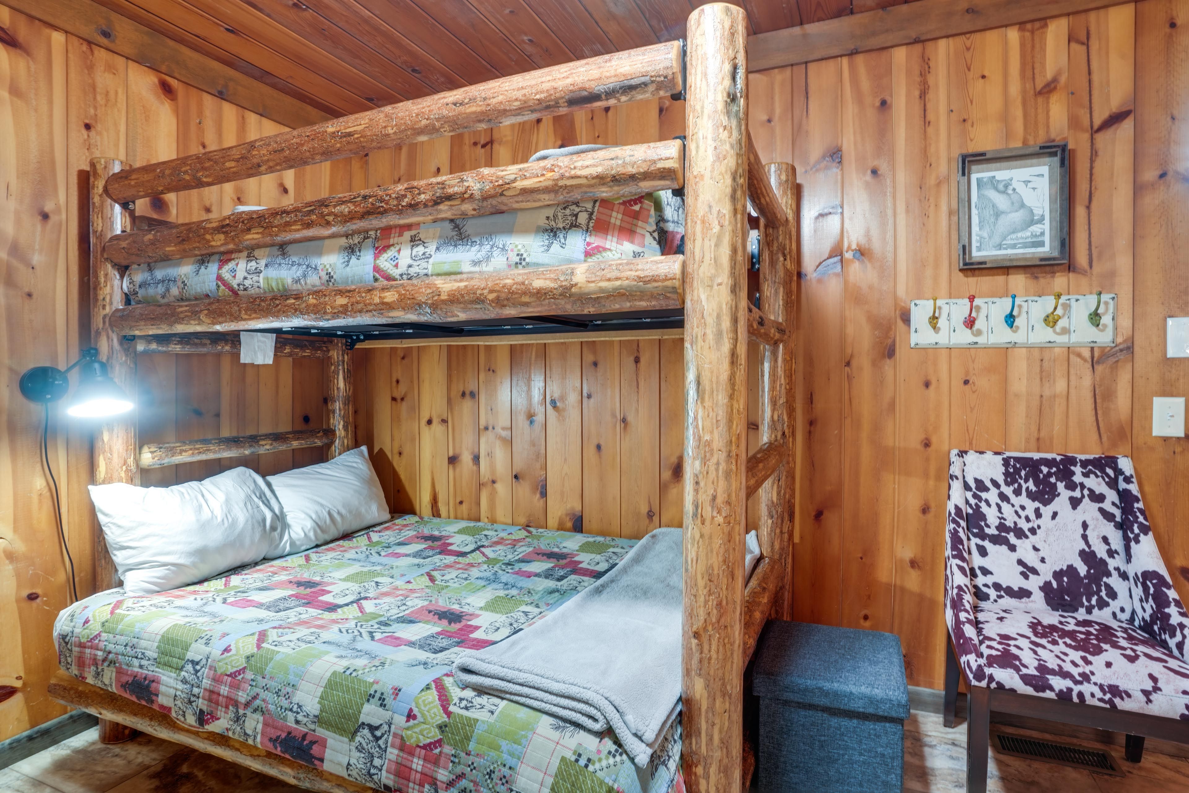 Bedroom 2 | Twin/Full Bunk Bed