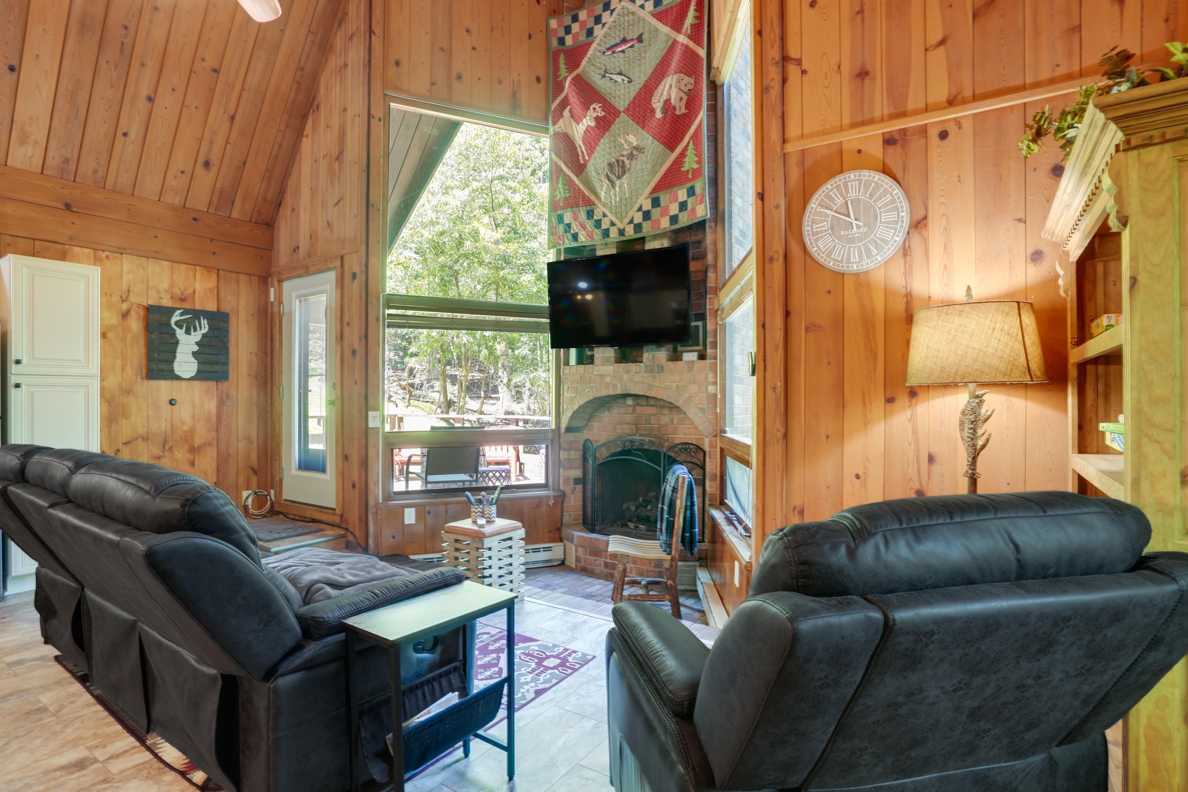 Living Room | Free WiFi | Central A/C