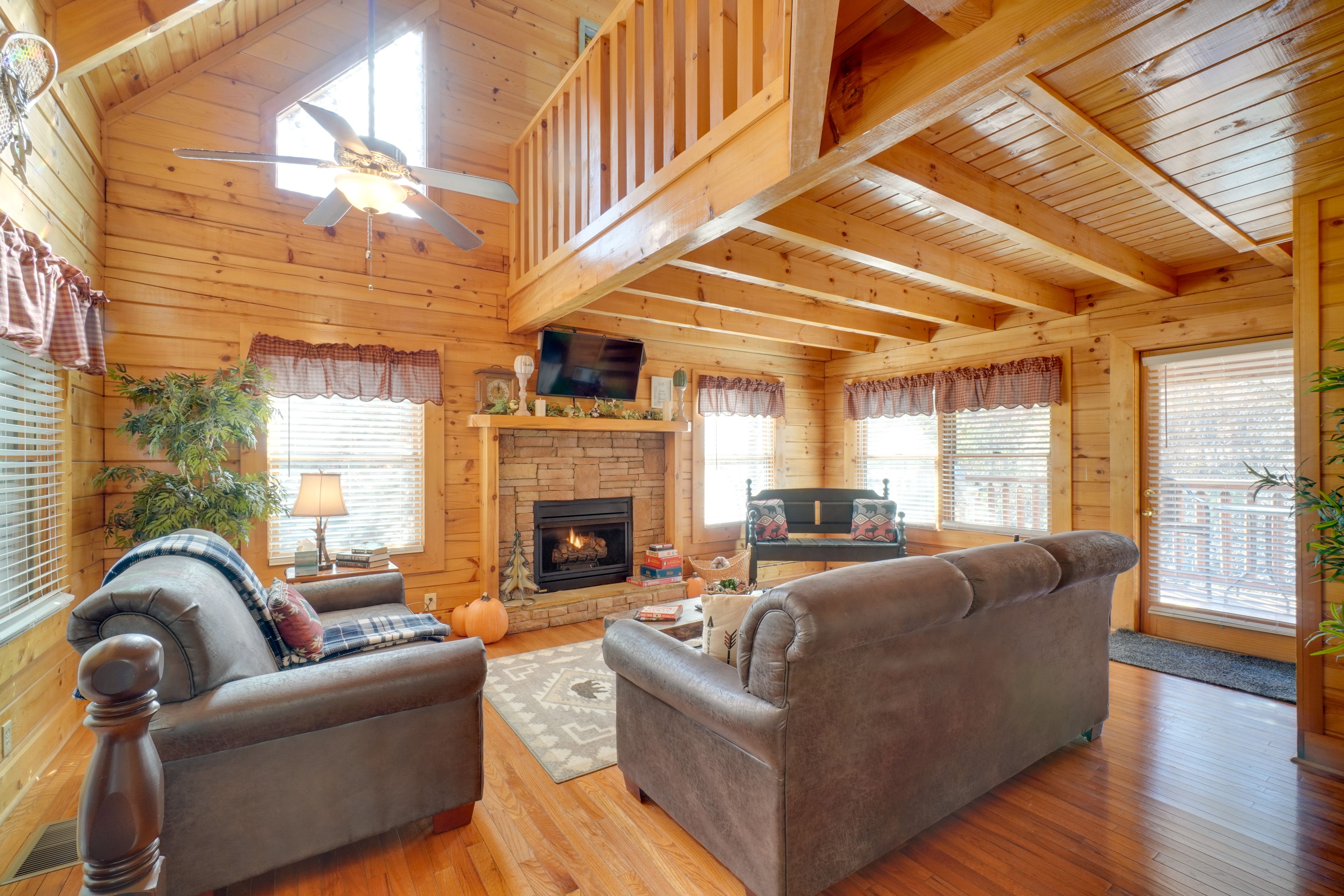 Living Room | Fireplace | Free WiFi | Sleeper Sofa