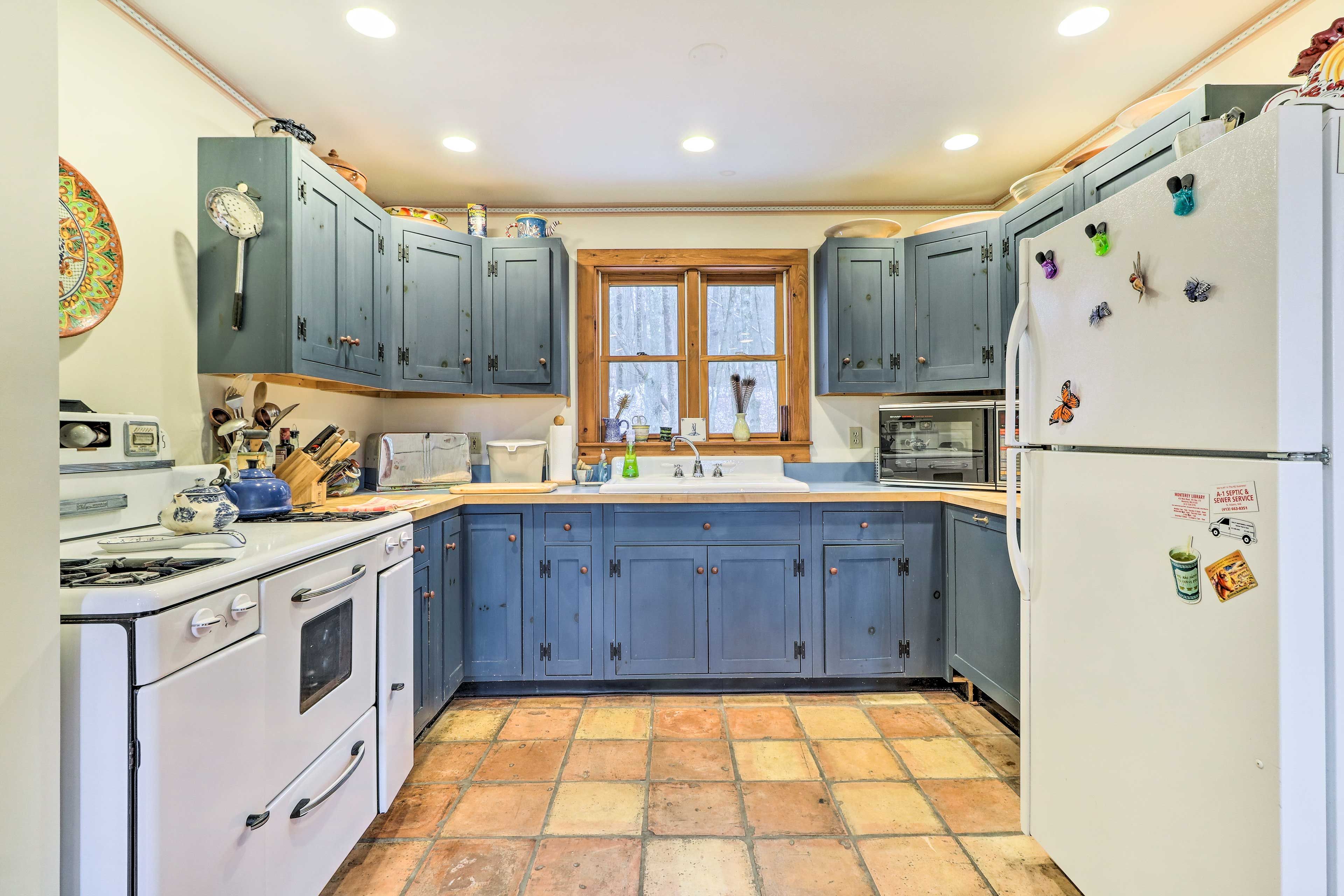 Kitchen | Cooking Basics | Coffee Maker | Paper Towels/Trash Bags Provided