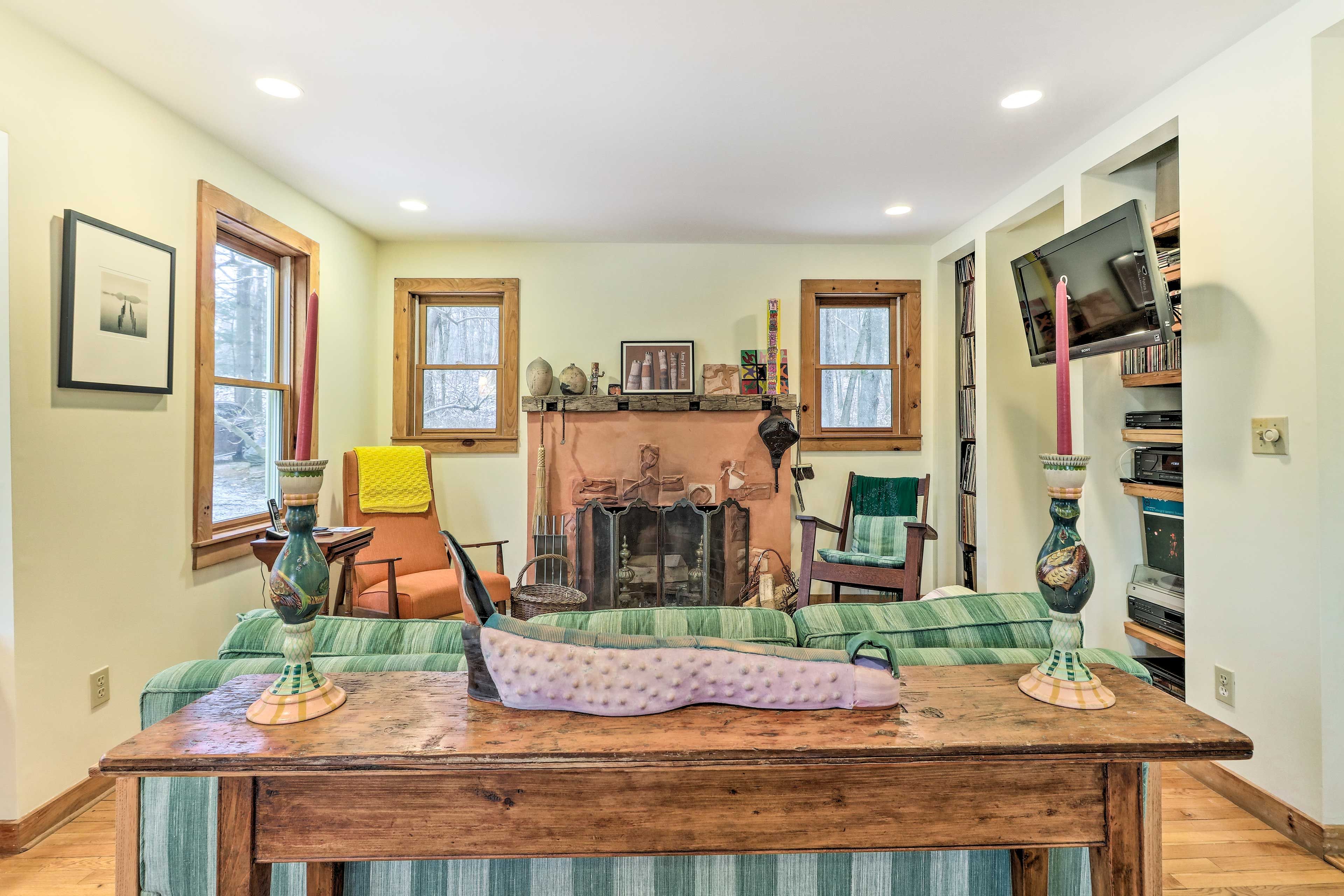 Living Room | Free WiFi | Central A/C | Smart TV