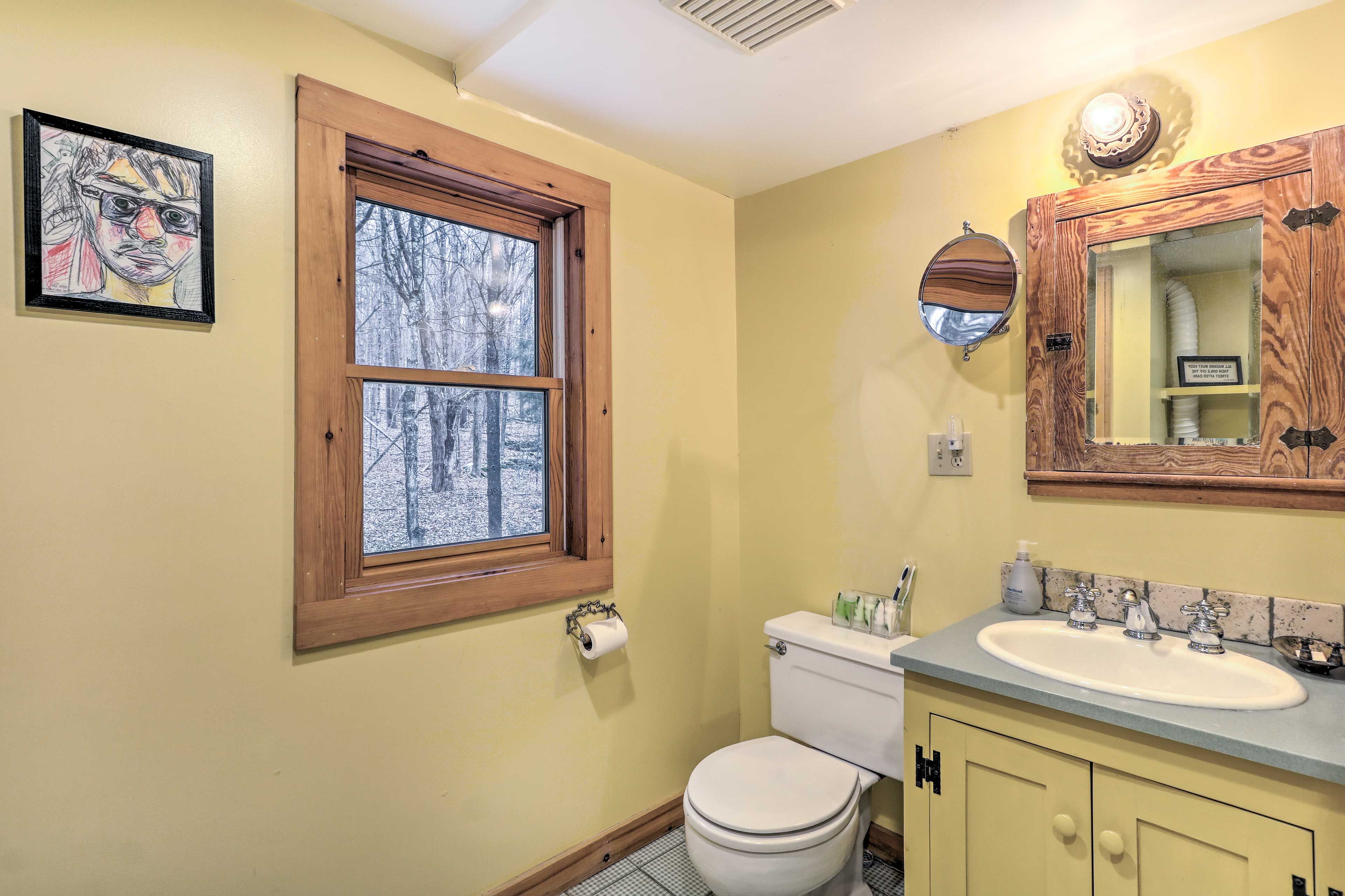 Full Bathroom | Towels Provided