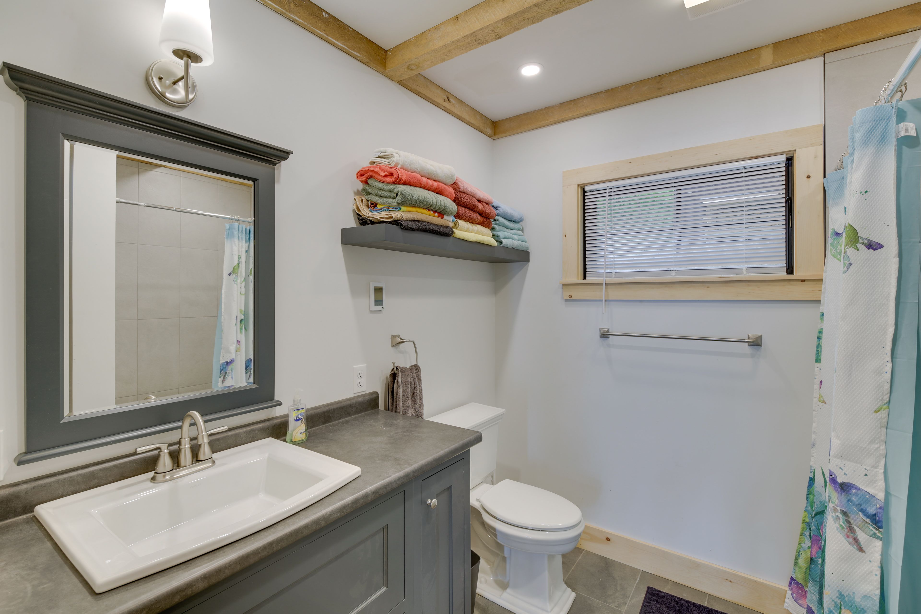 Full Bathroom | Toiletries Provided