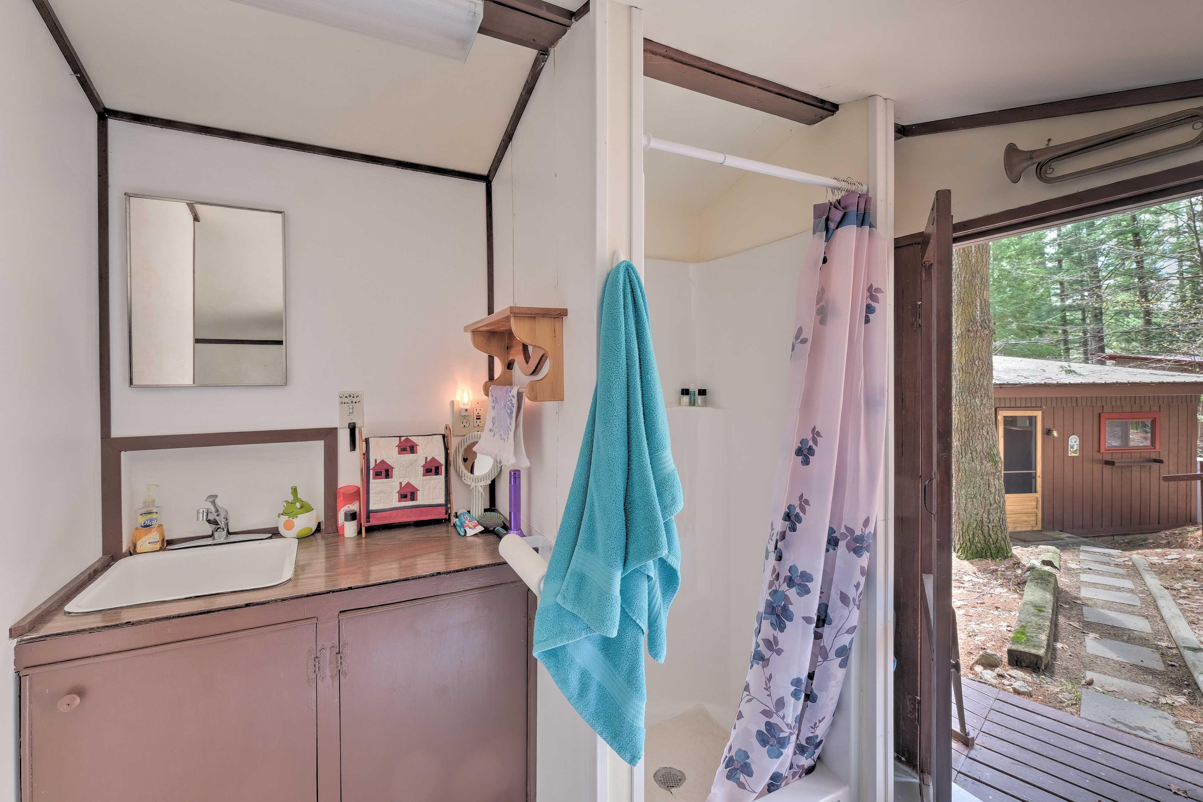 Full Bathroom | Towels Provided