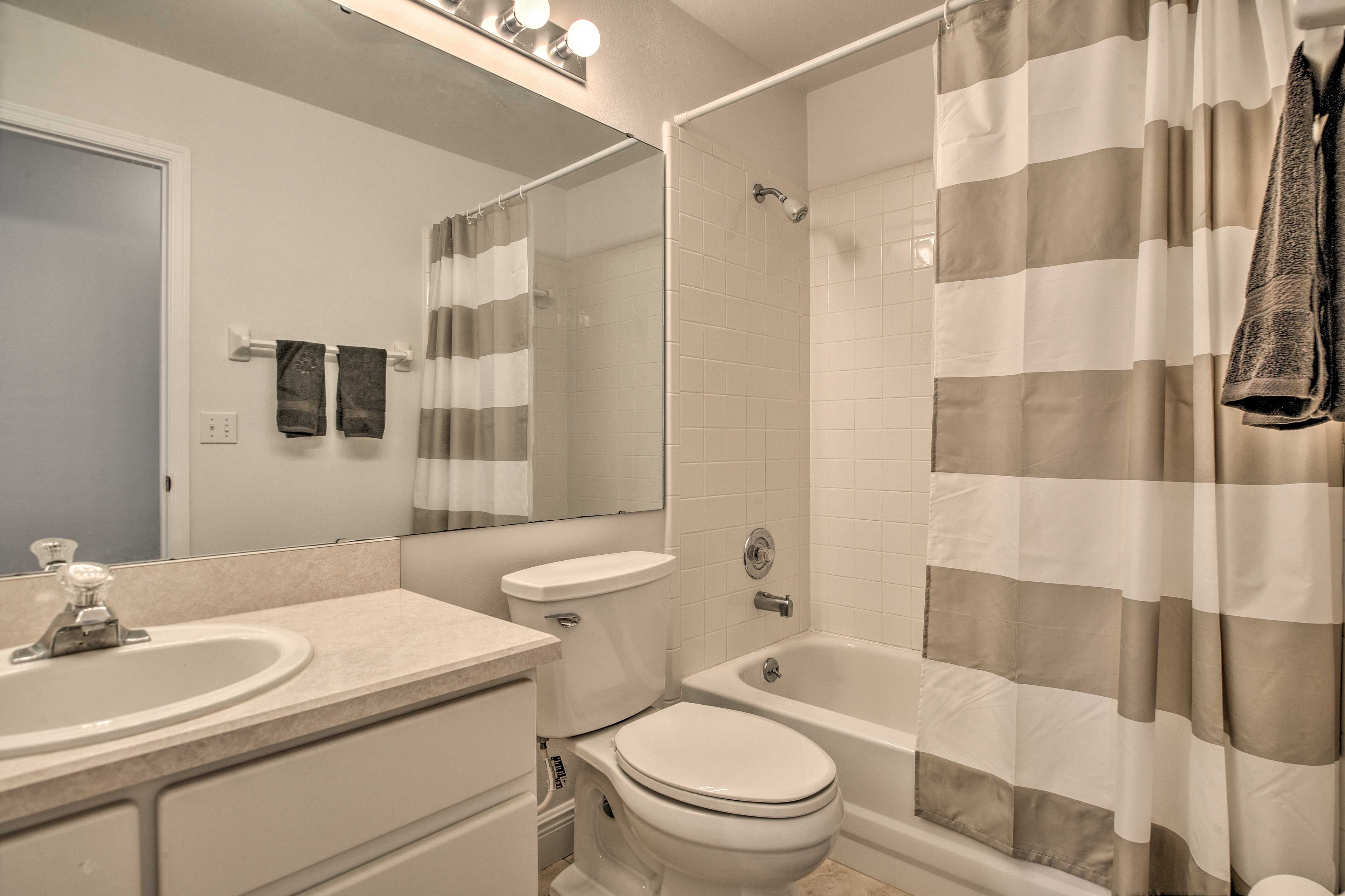 Full Bathroom | Shower/Tub Combo