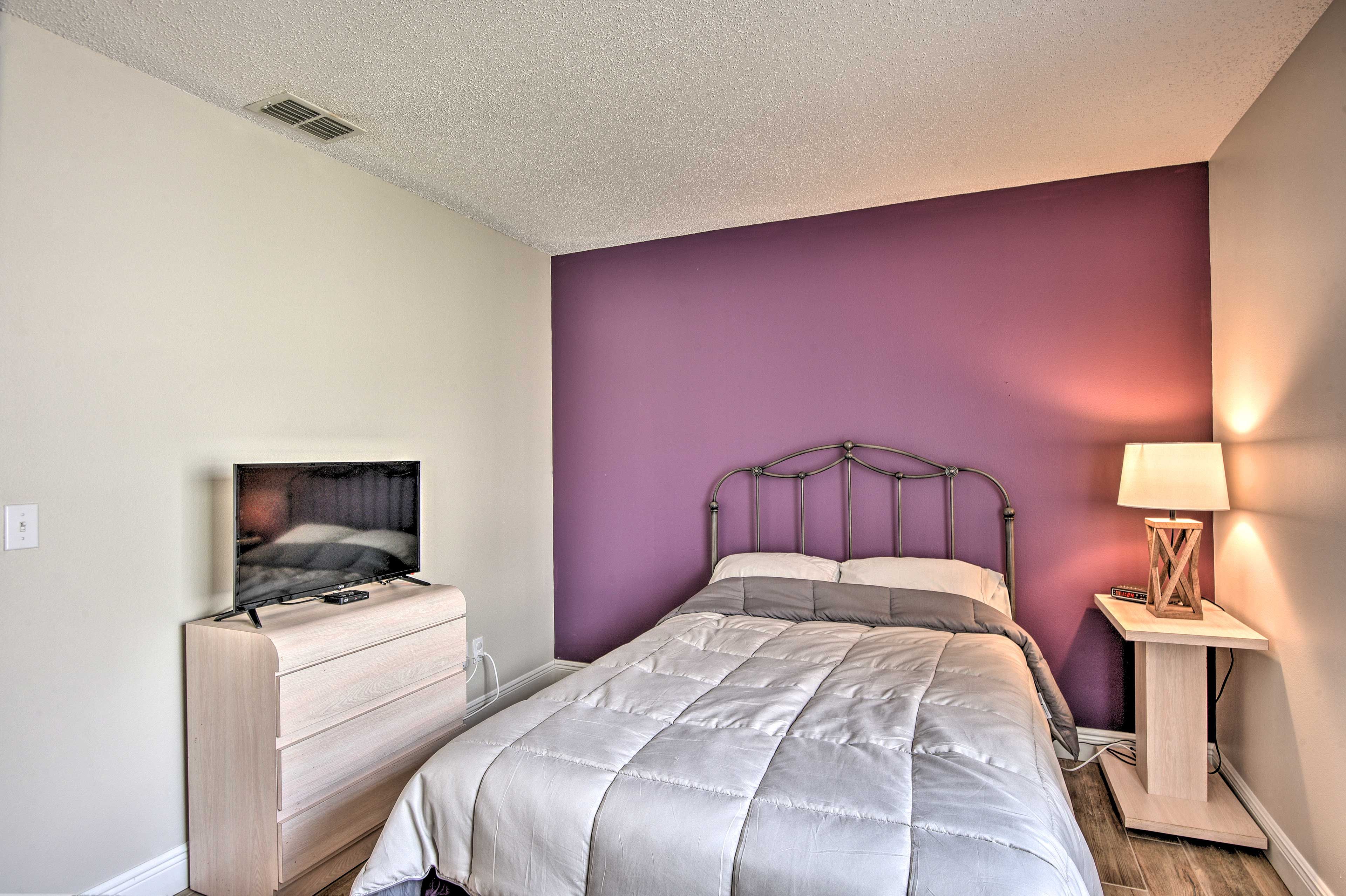 Bedroom 2 | Full Bed | Flat-Screen TV w/ Cable