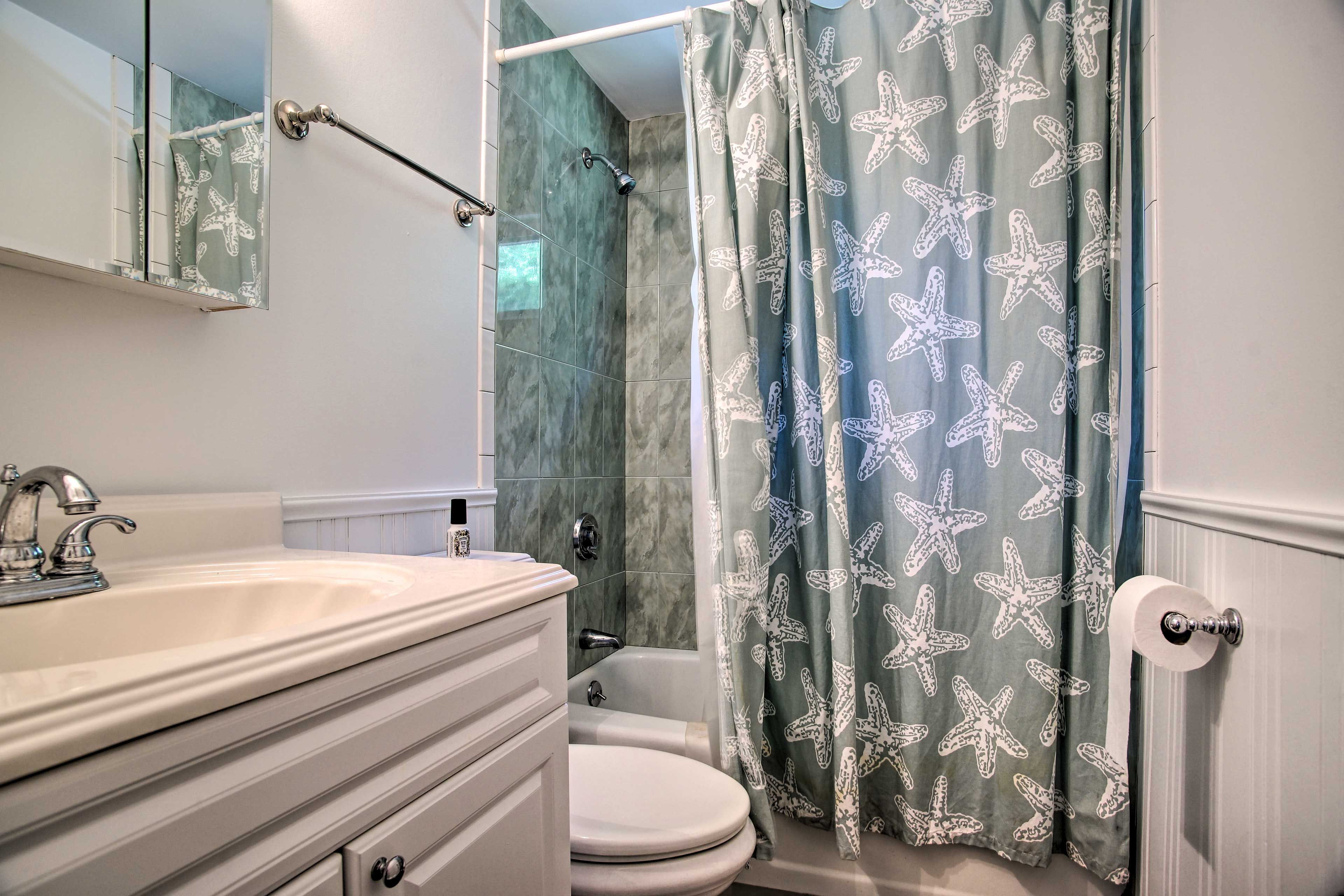 Full Bathroom | 1st Floor | Towels Provided