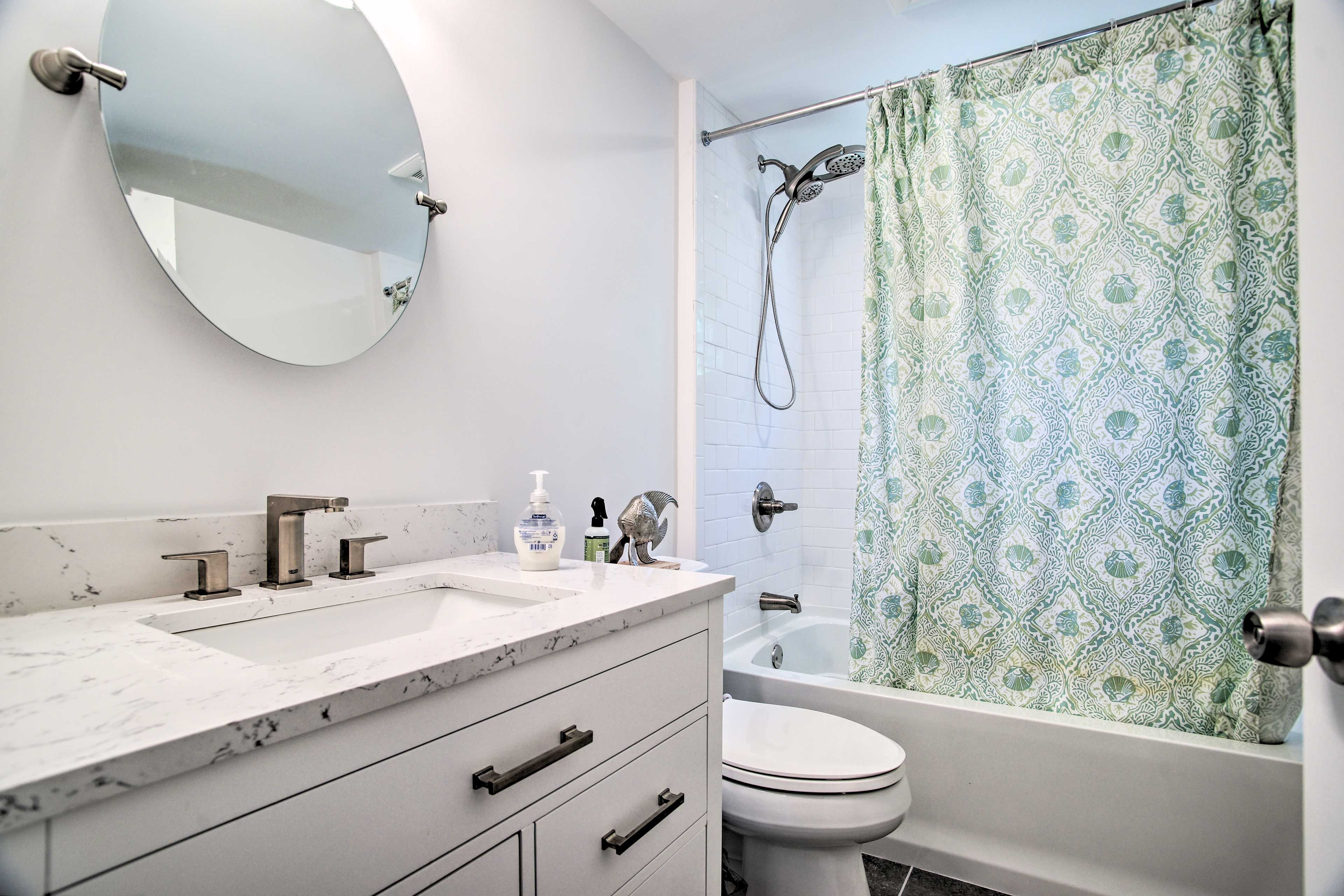 Full Bathroom | 2nd Floor