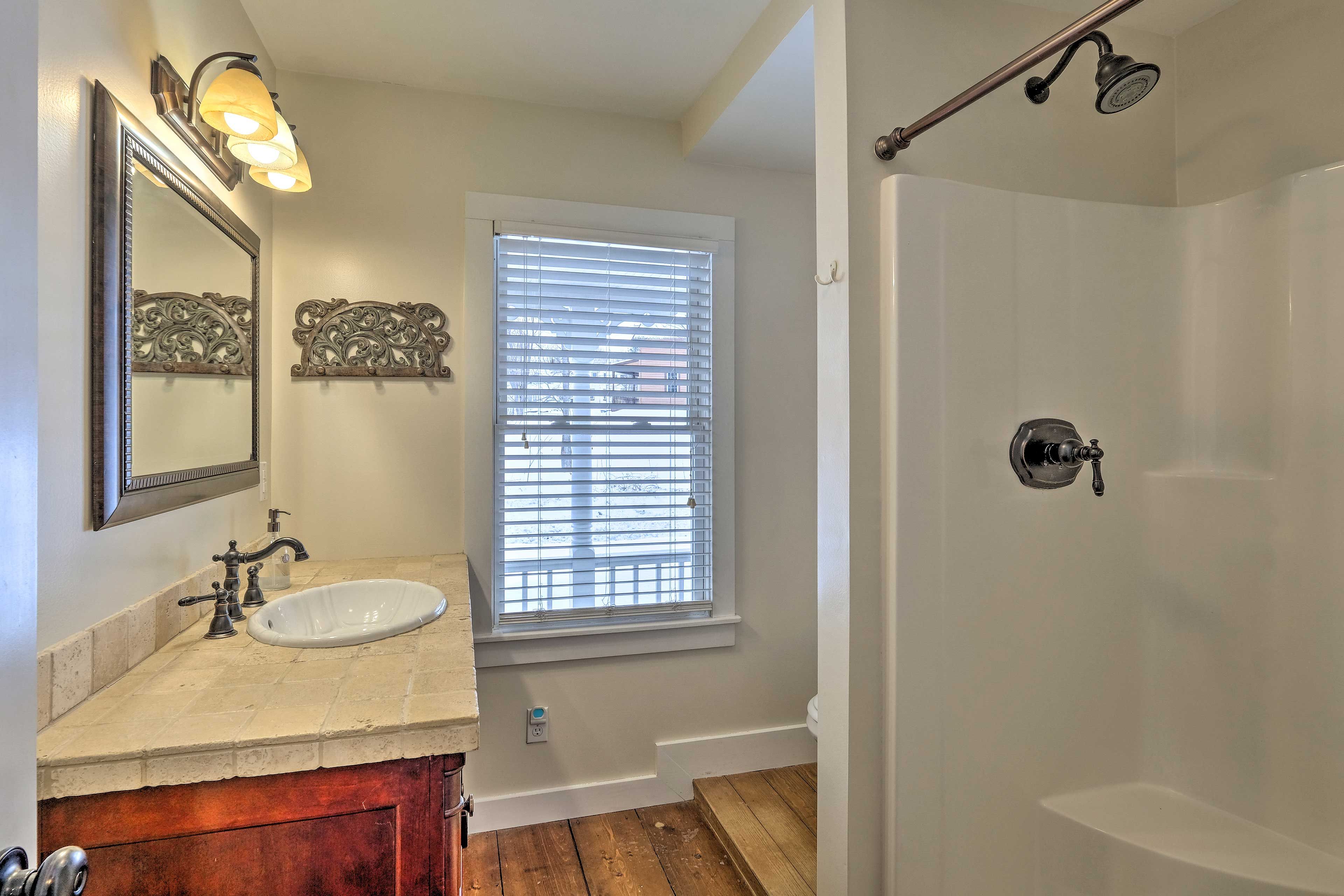 Full Bathroom | Towels Provided | Walk-In Shower
