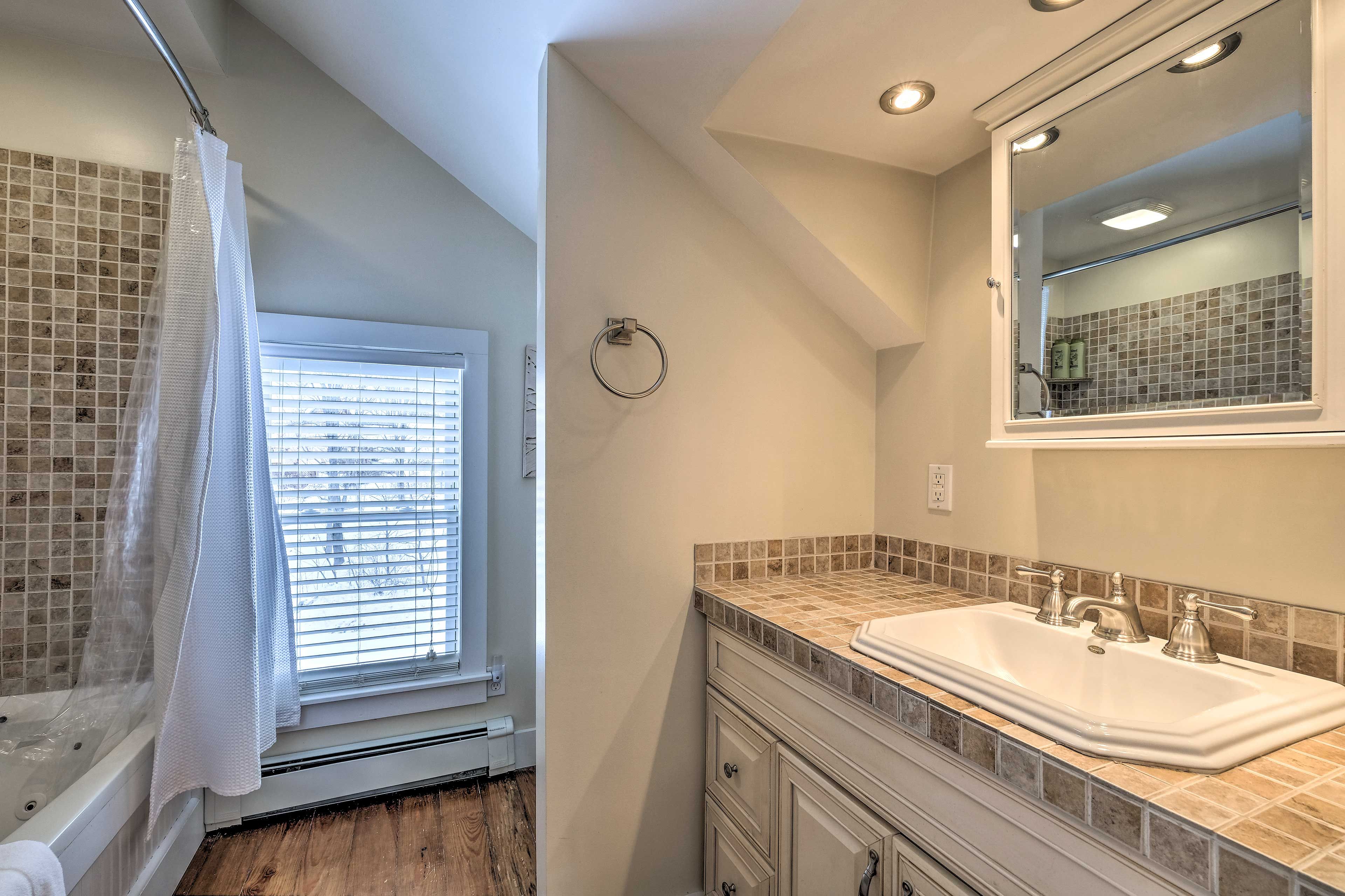 Full Bathroom | Complimentary Toiletries | Shower/Tub Combo