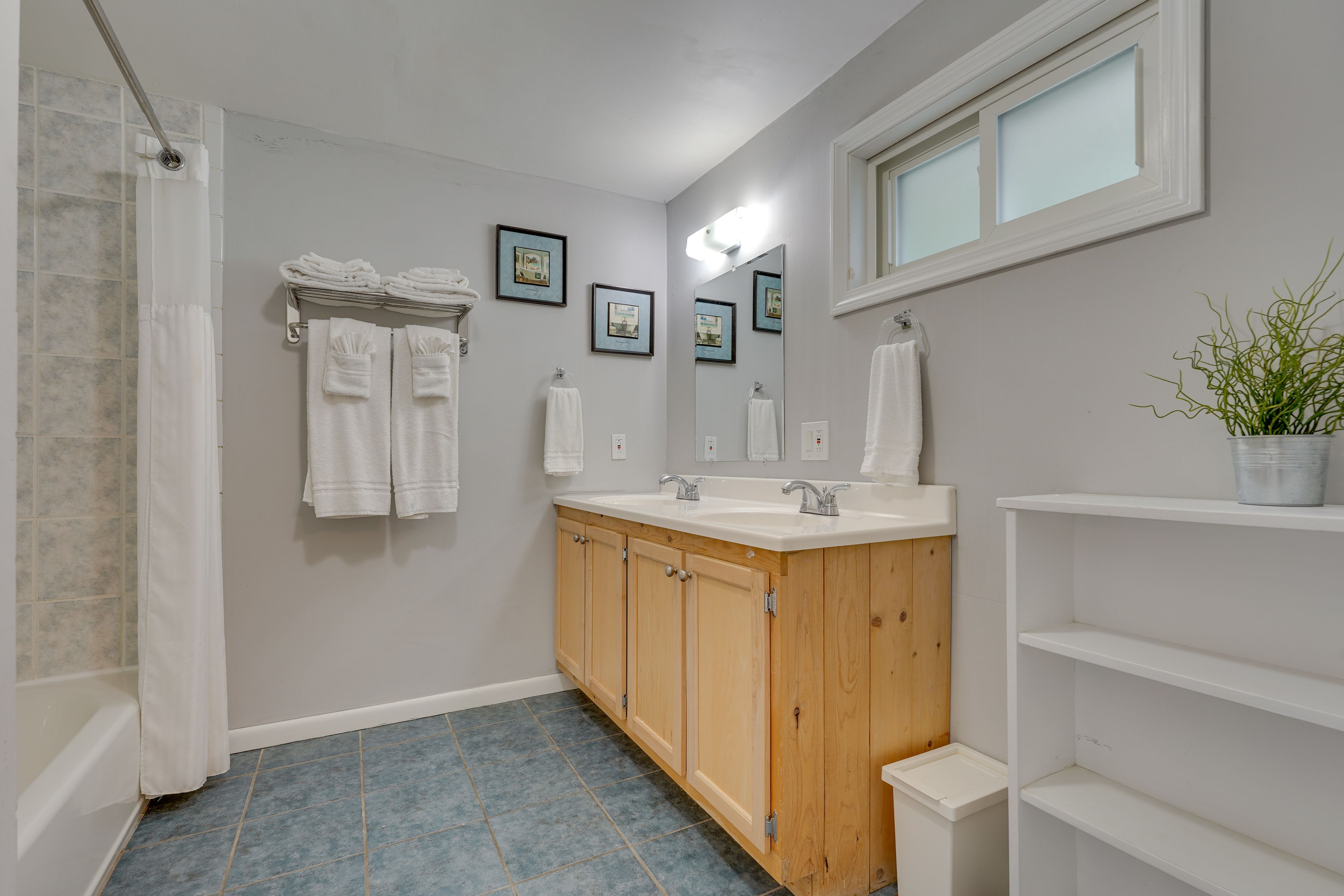 Full Bathroom | Towels Provided
