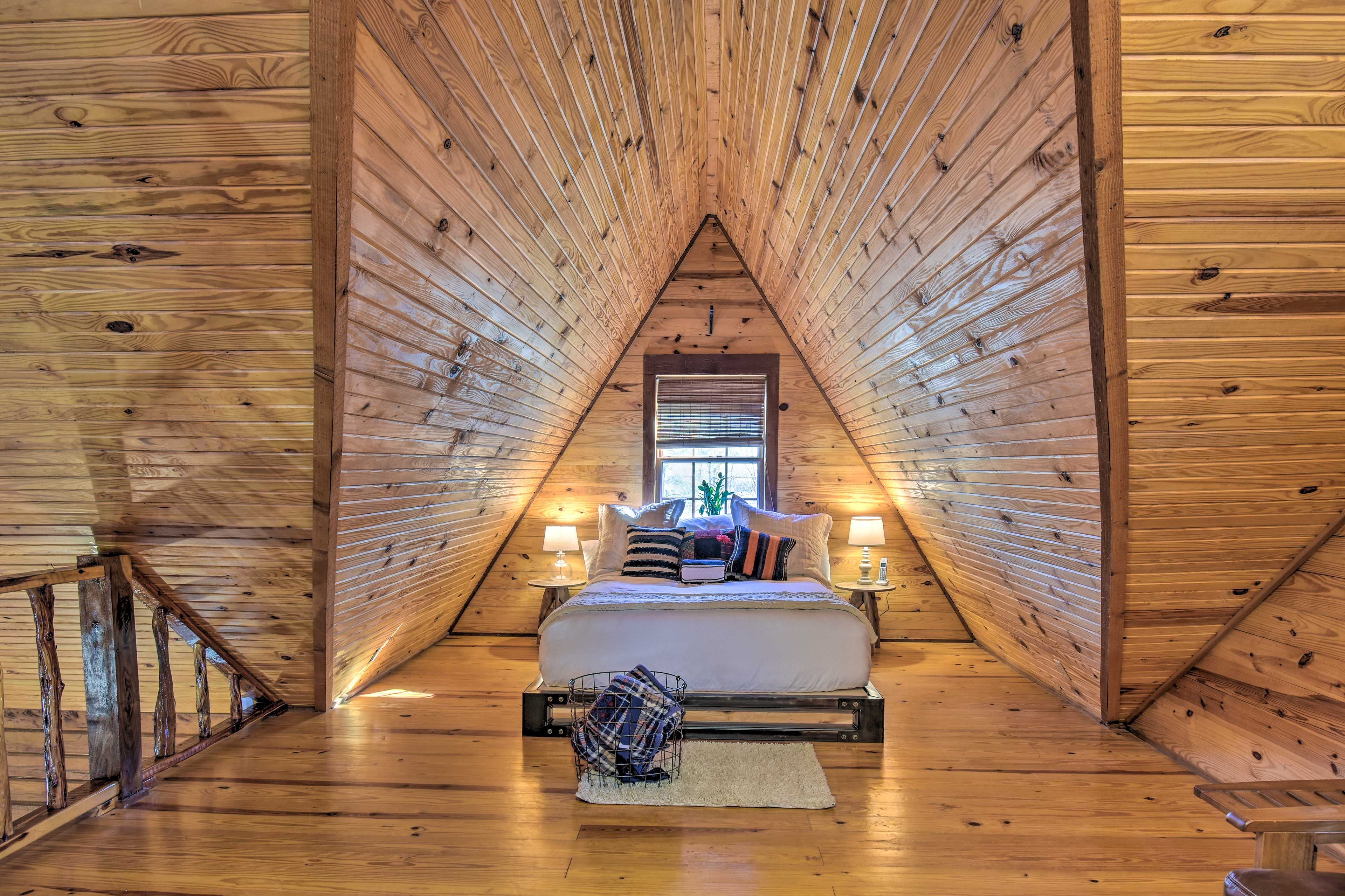 Loft | Queen Bed | Full Futon