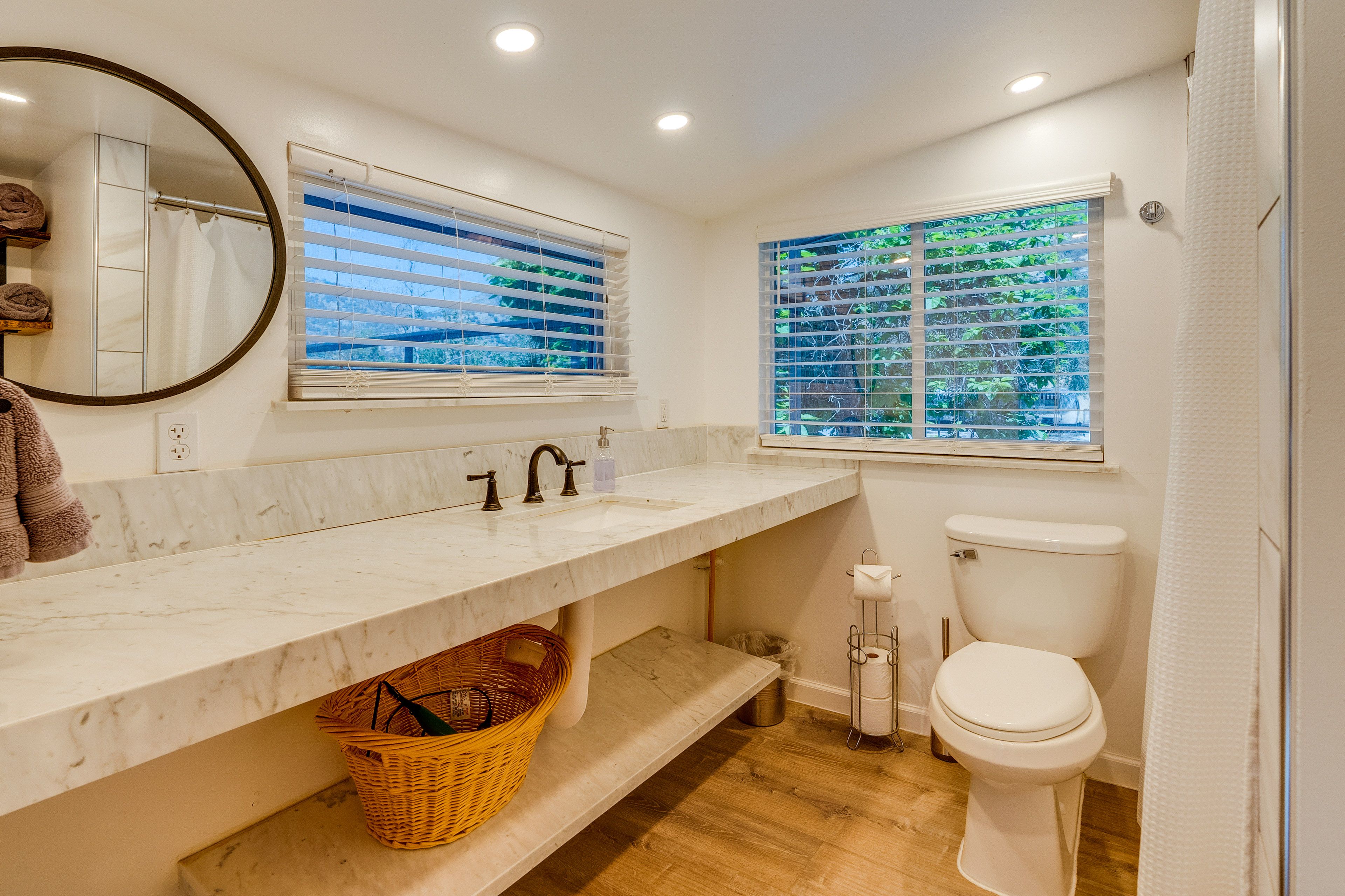 Full Bathroom | Towels Provided | Shower/Tub Combo | Complimentary Toiletries