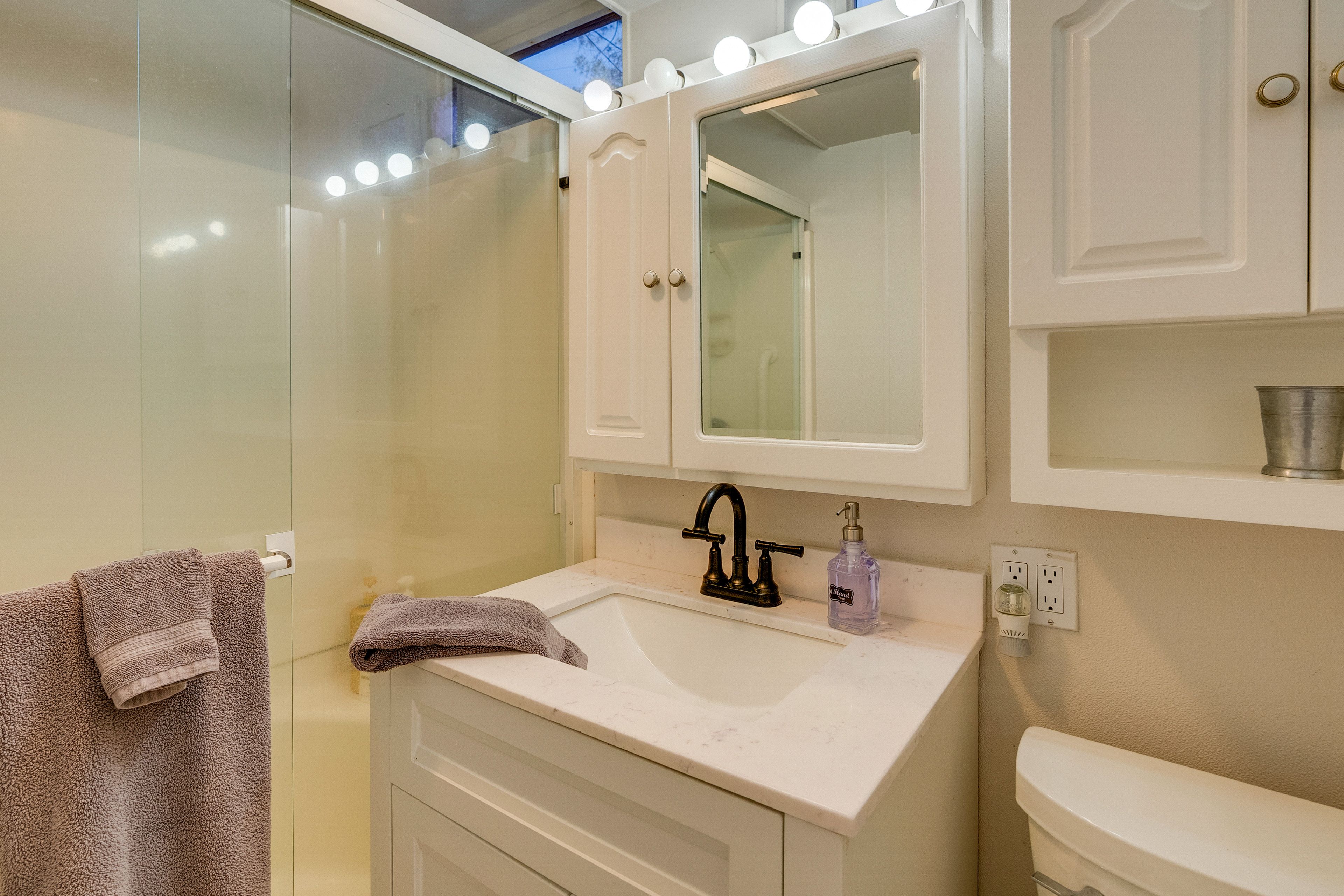 Full Bathroom | Complimentary Toiletries | Towels Provided