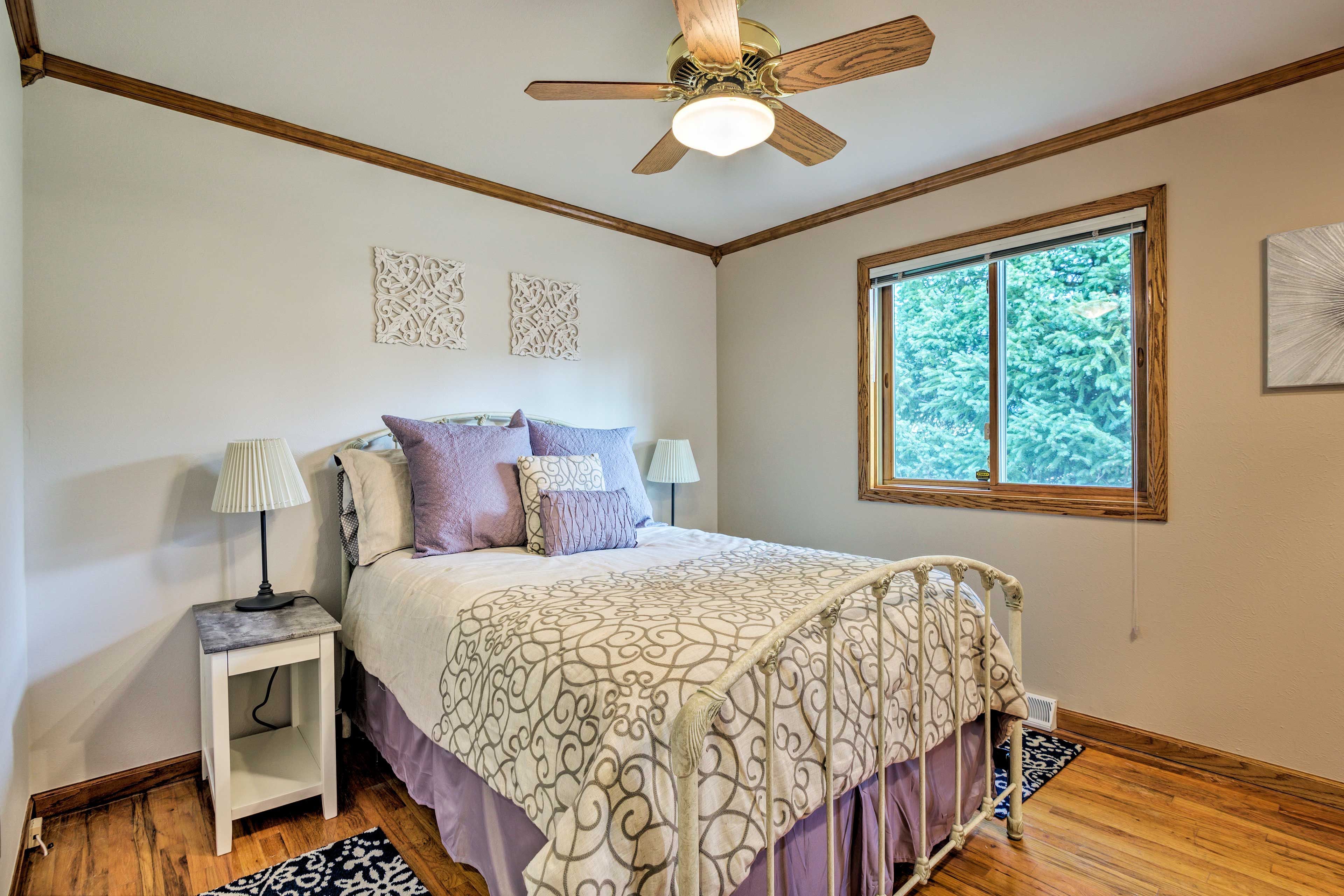 Bedroom 1 | Queen Bed