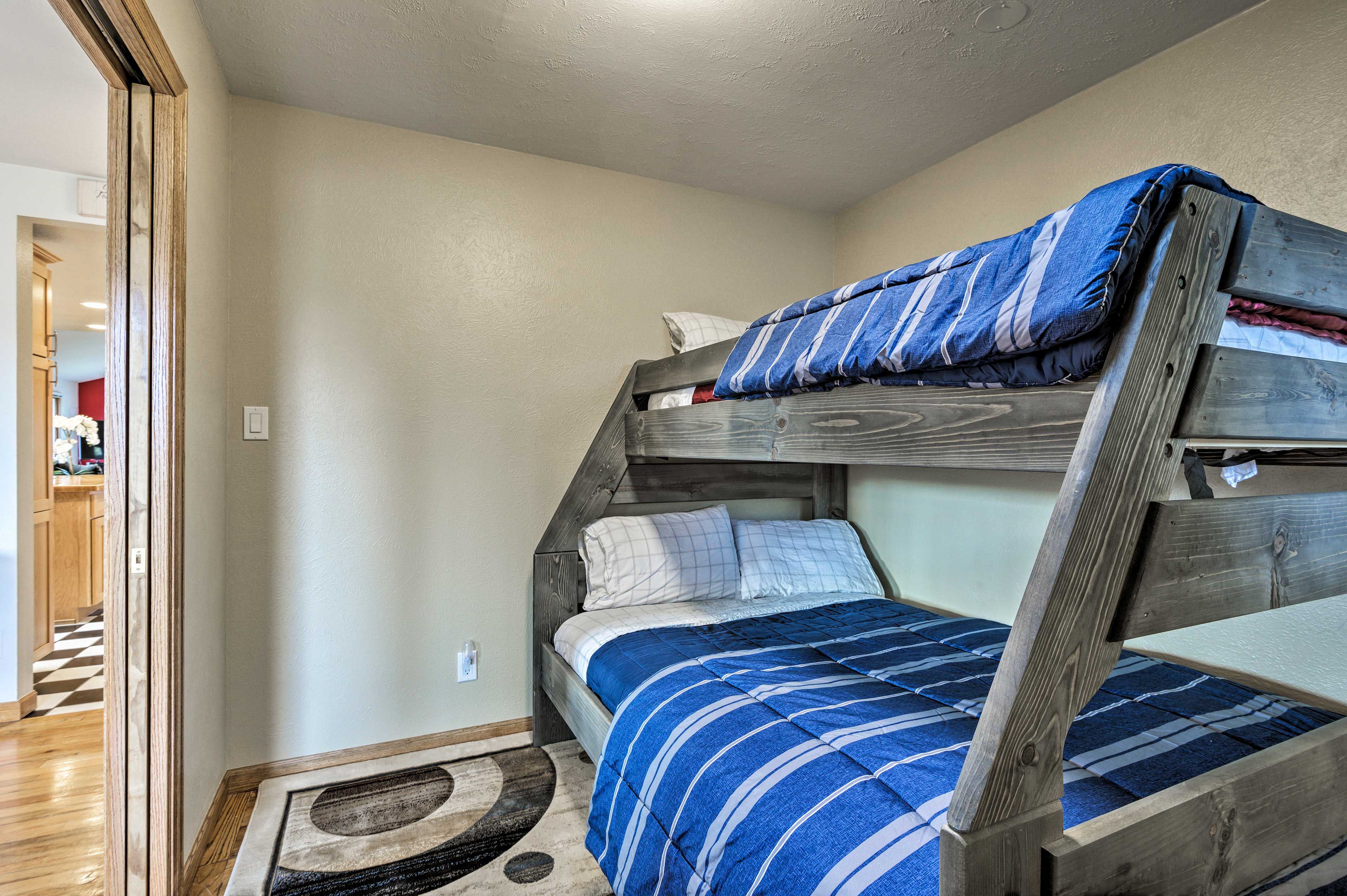 Bedroom 3 | Twin/Full Bunk Bed