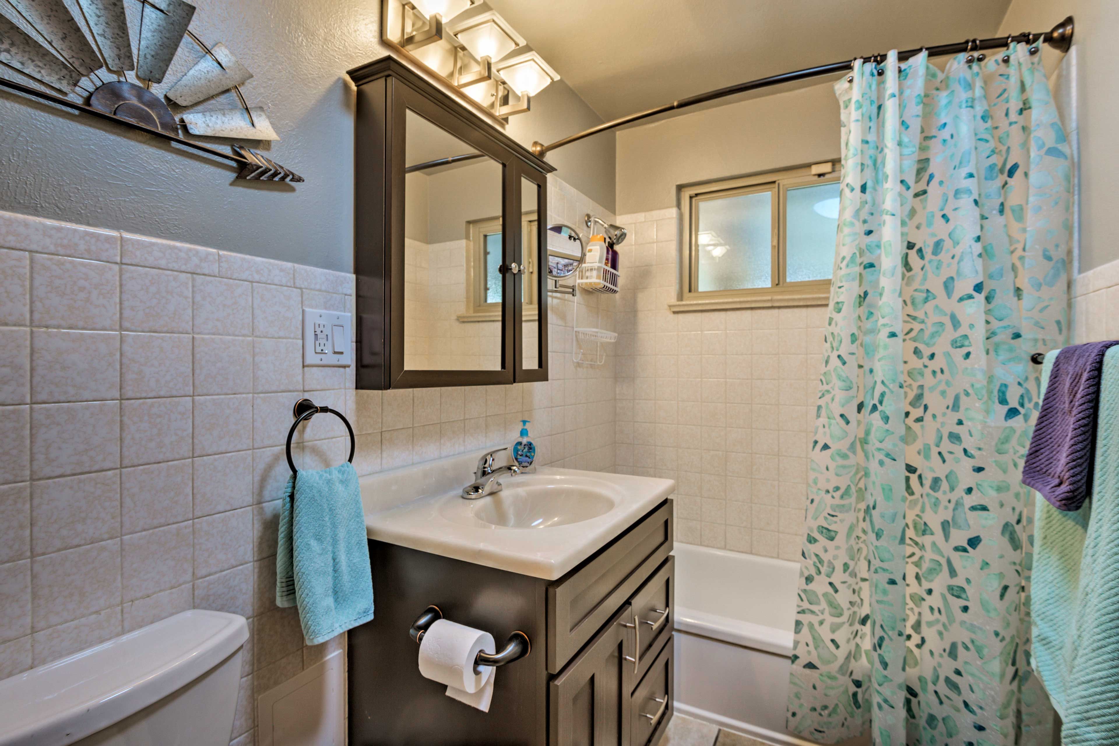 Full Bathroom | Complimentary Toiletries | Towels Provided