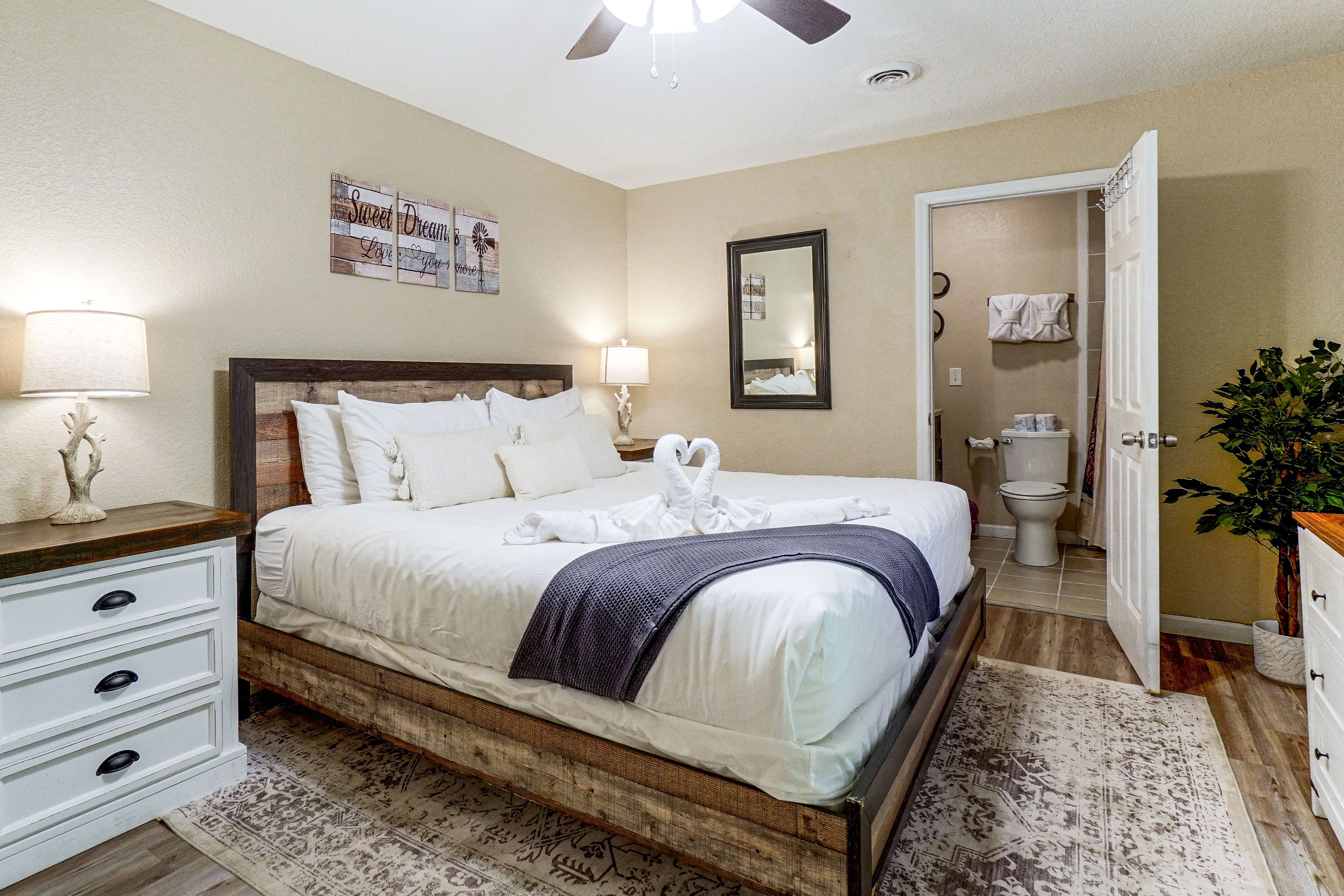 Bedroom 1 | King Bed