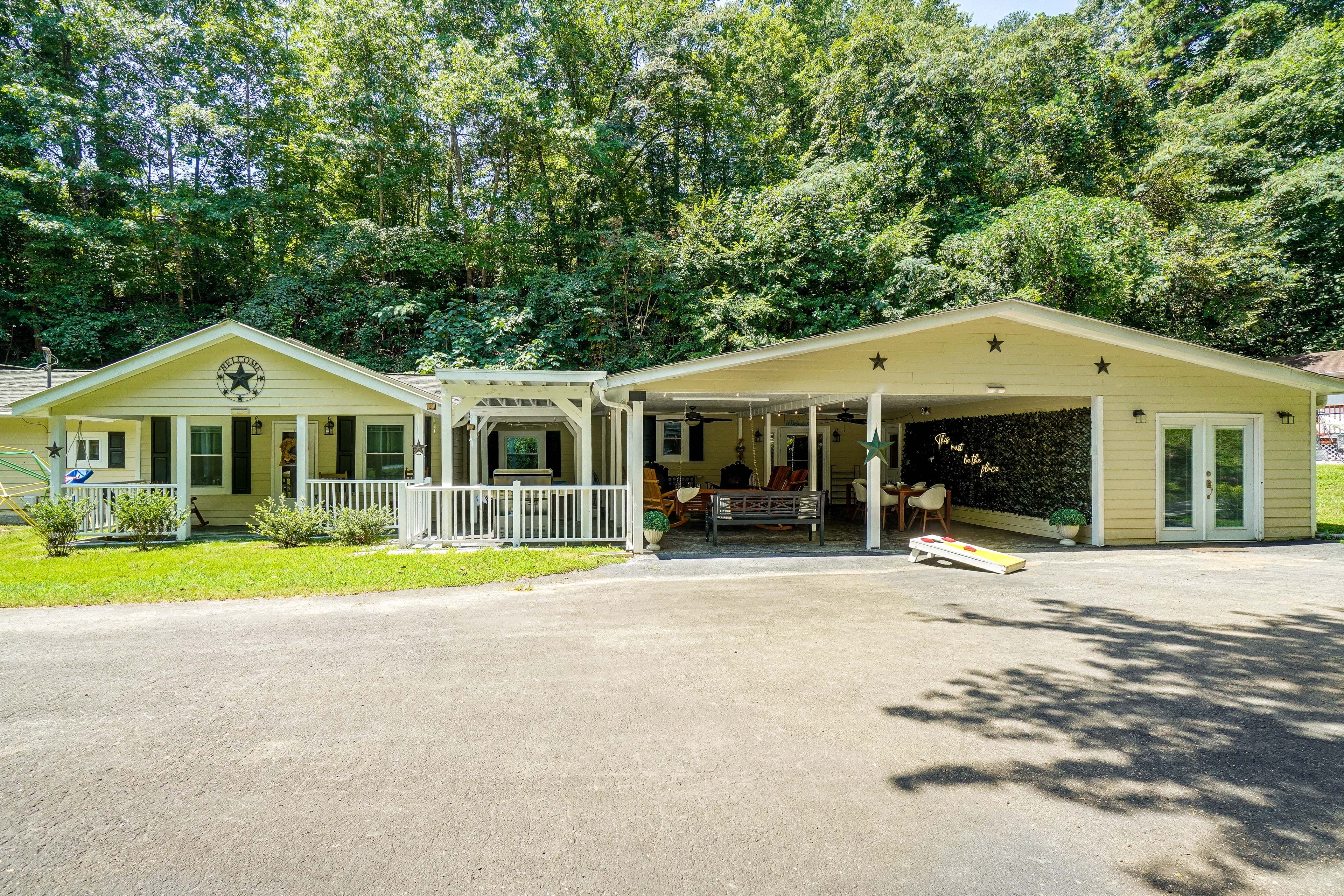 Parking | Driveway (13 Vehicles) | RV/Trailer Parking Allowed
