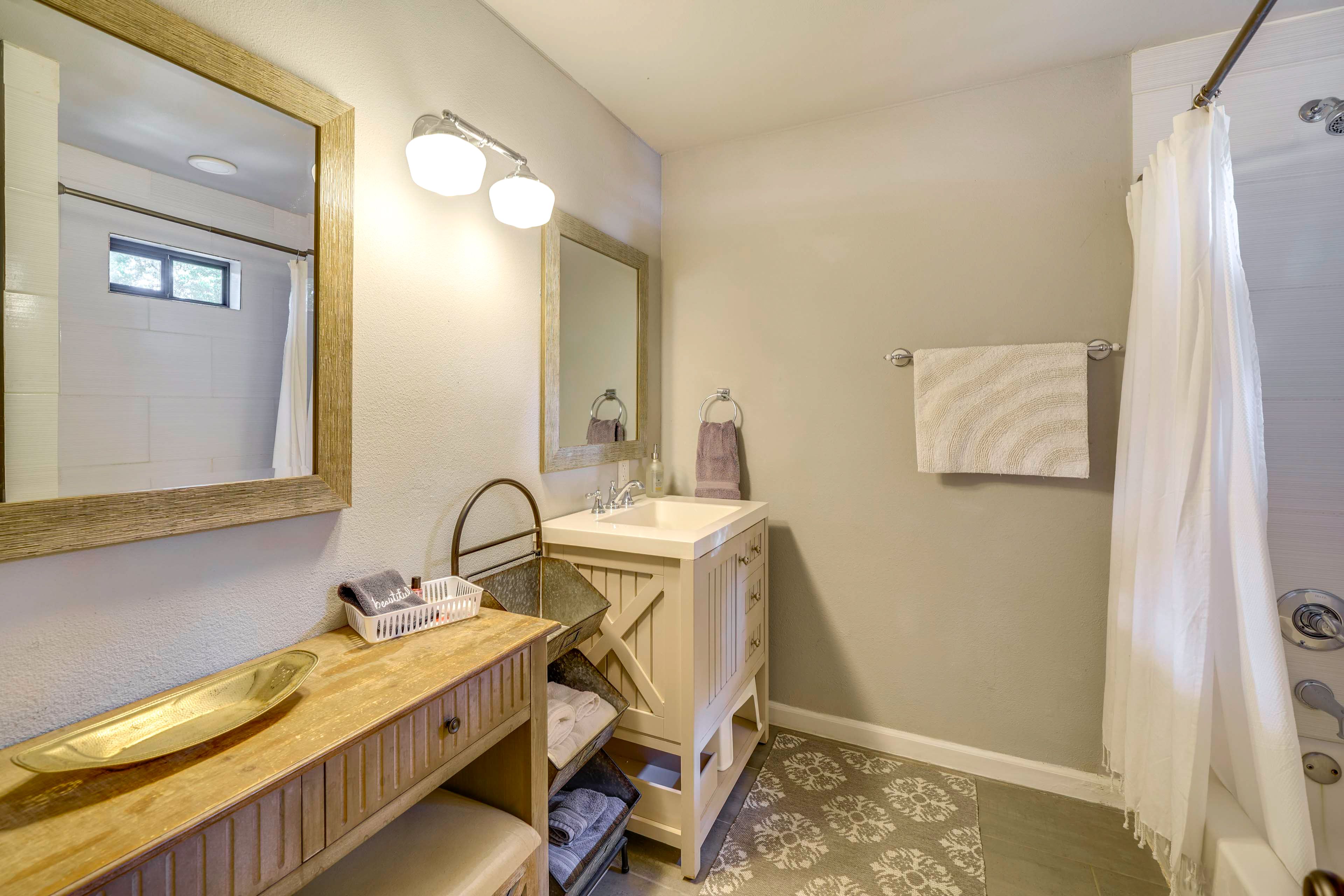 Full Bathroom | Complimentary Toiletries