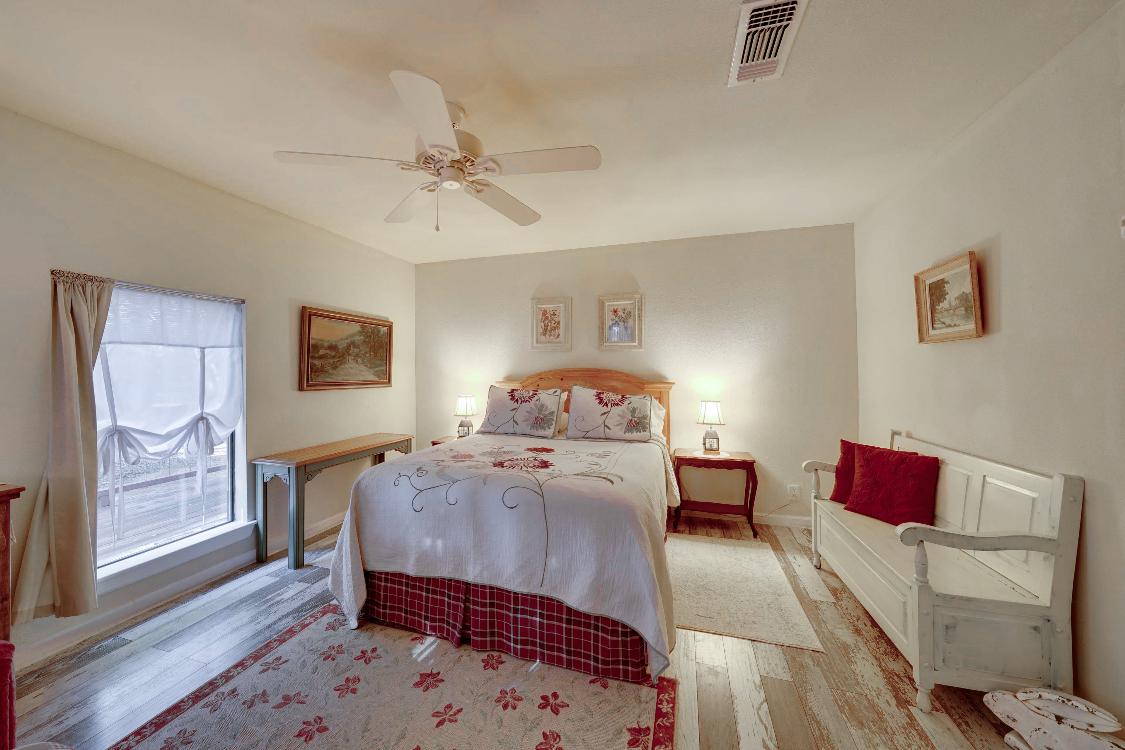 Bedroom 1 | Queen Bed