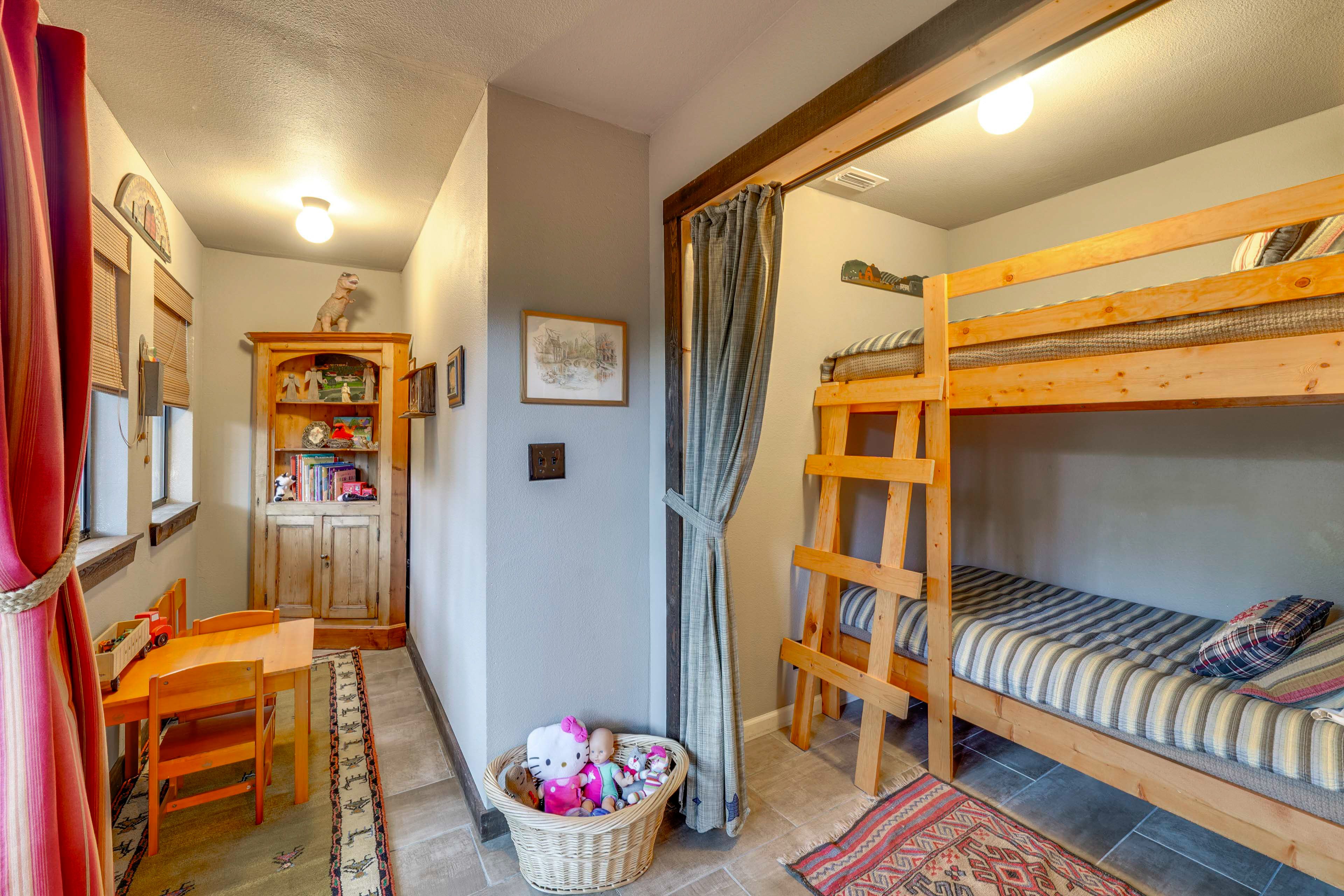 Sleeping Nook | Twin Bunk Bed