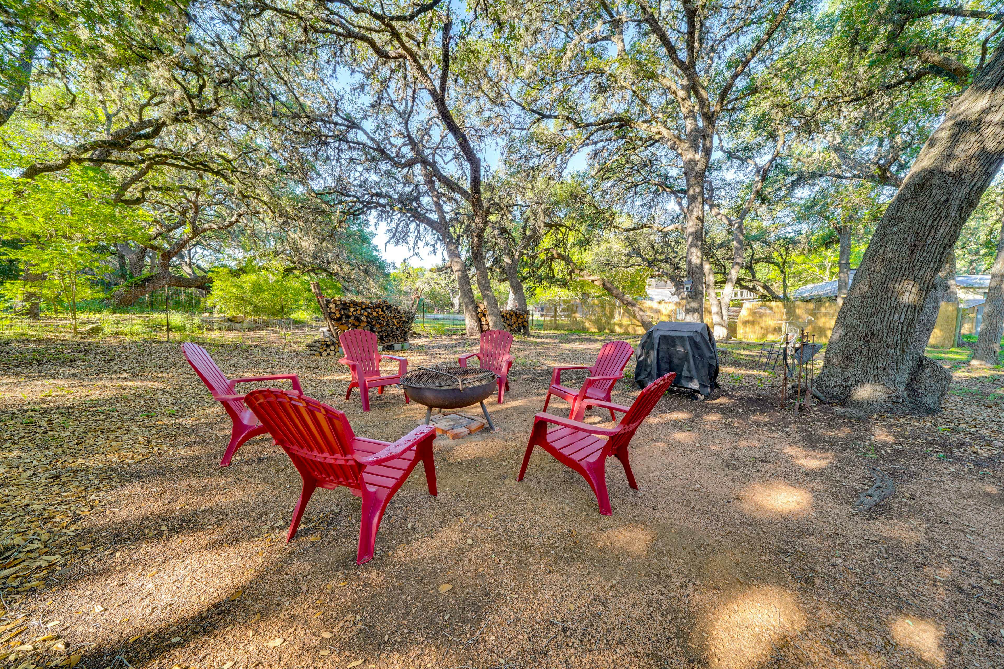 Backyard | Fire Pit | Outdoor Dining Area