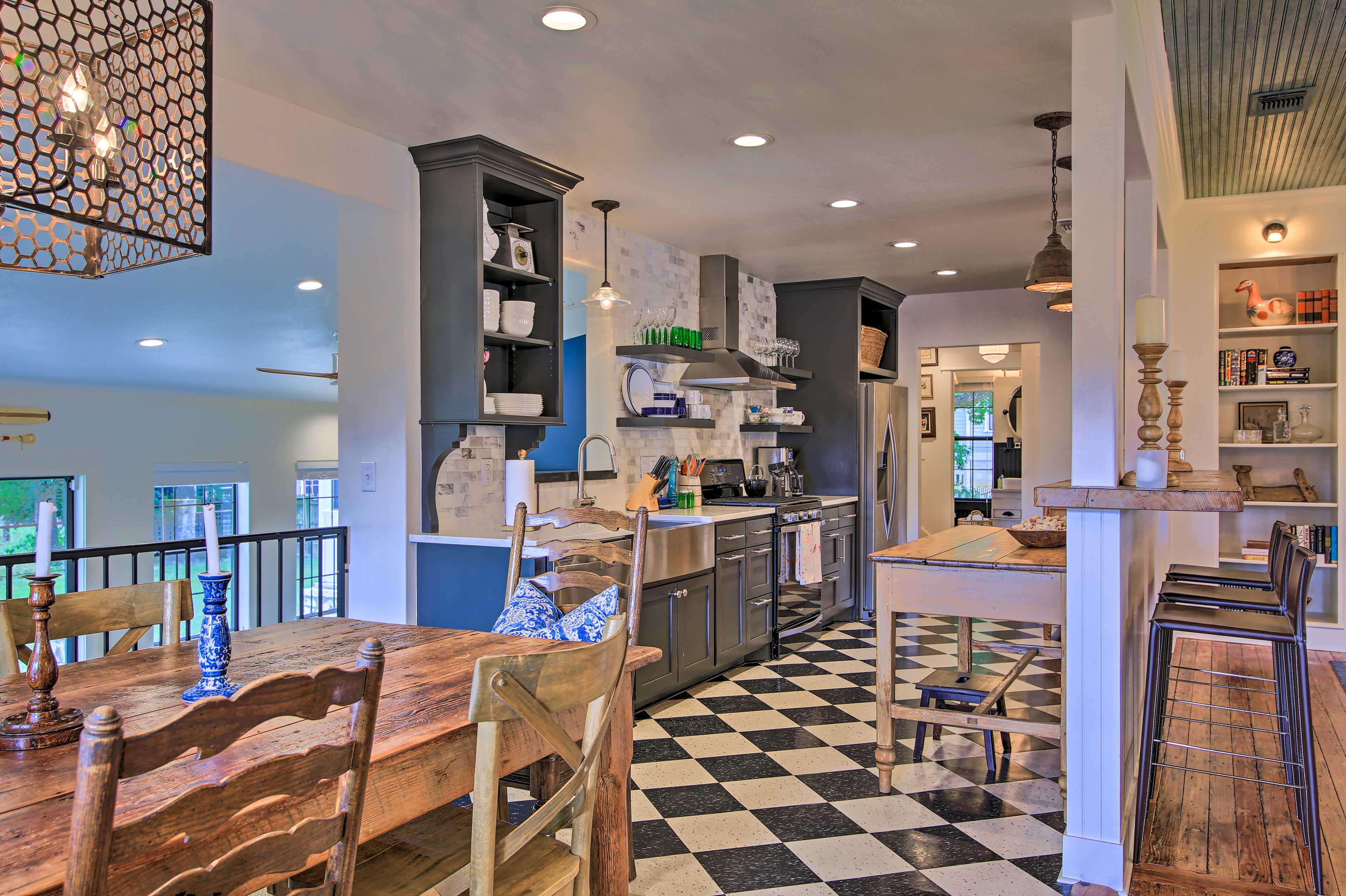 Dining Area | Dishware & Flatware Provided
