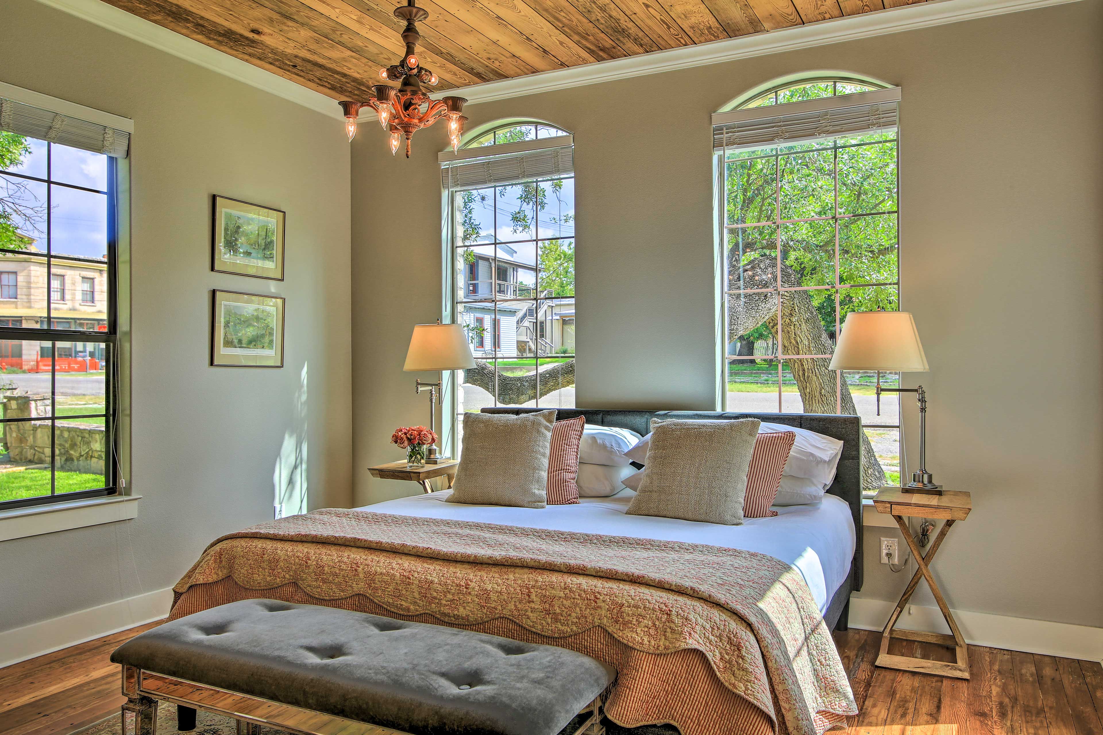 Bedroom 1 | King Bed