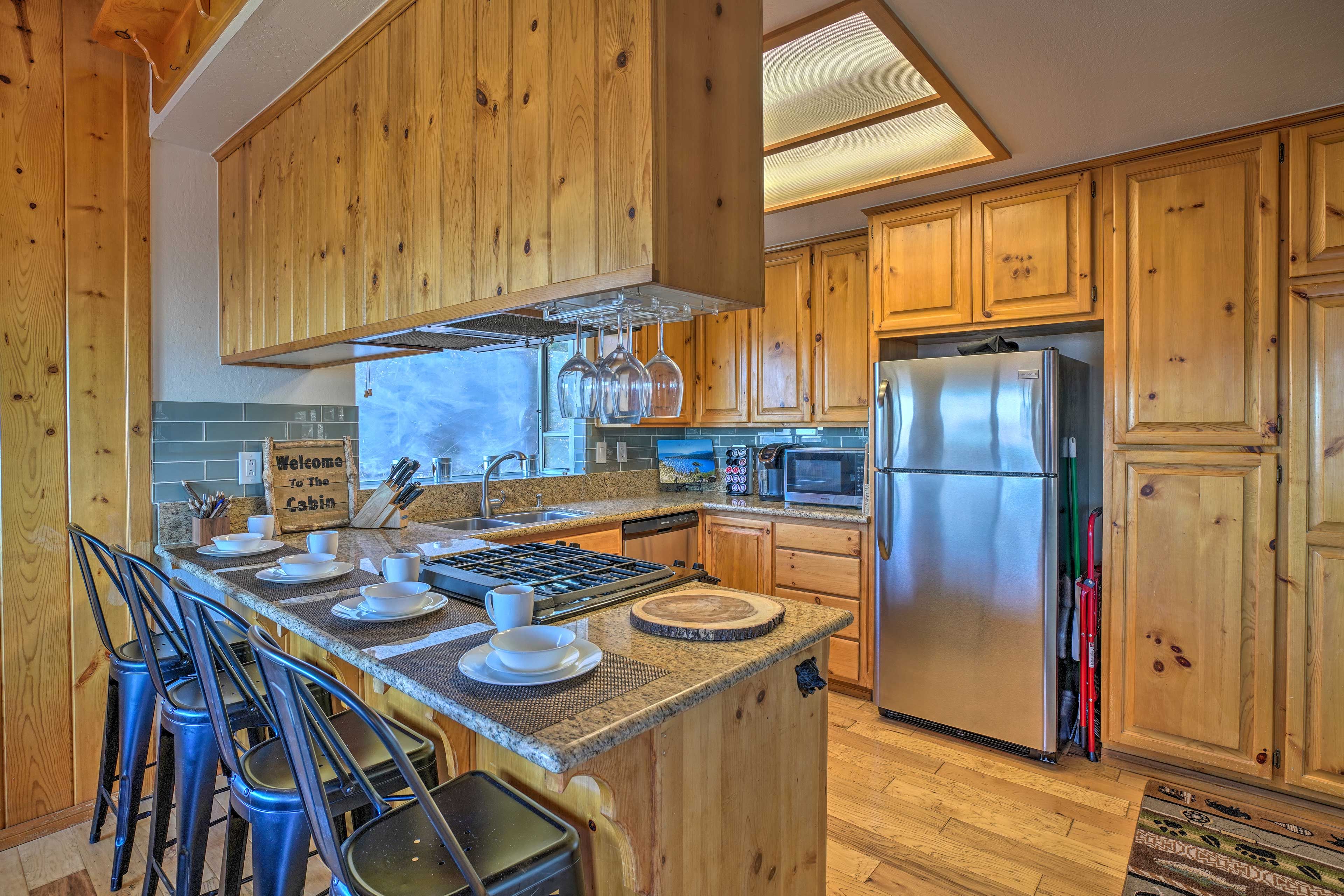Pick your seat at the breakfast bar for 4 to enjoy a snack.
