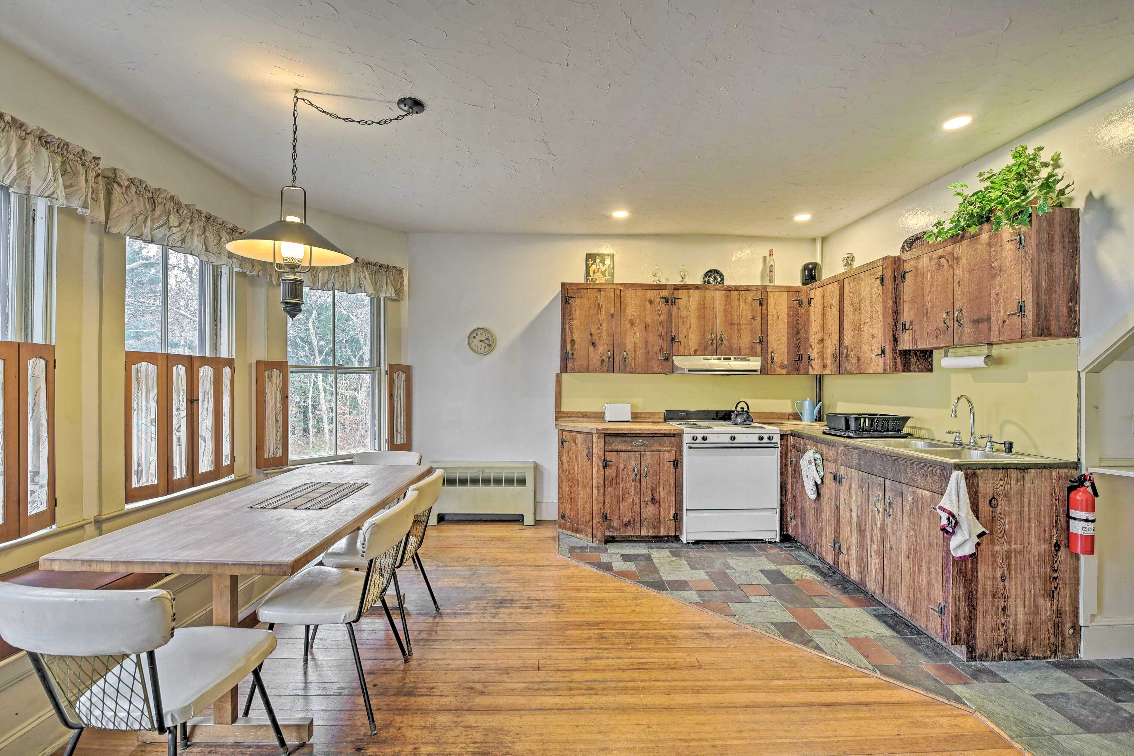 Interior | Dining Area & Kitchen