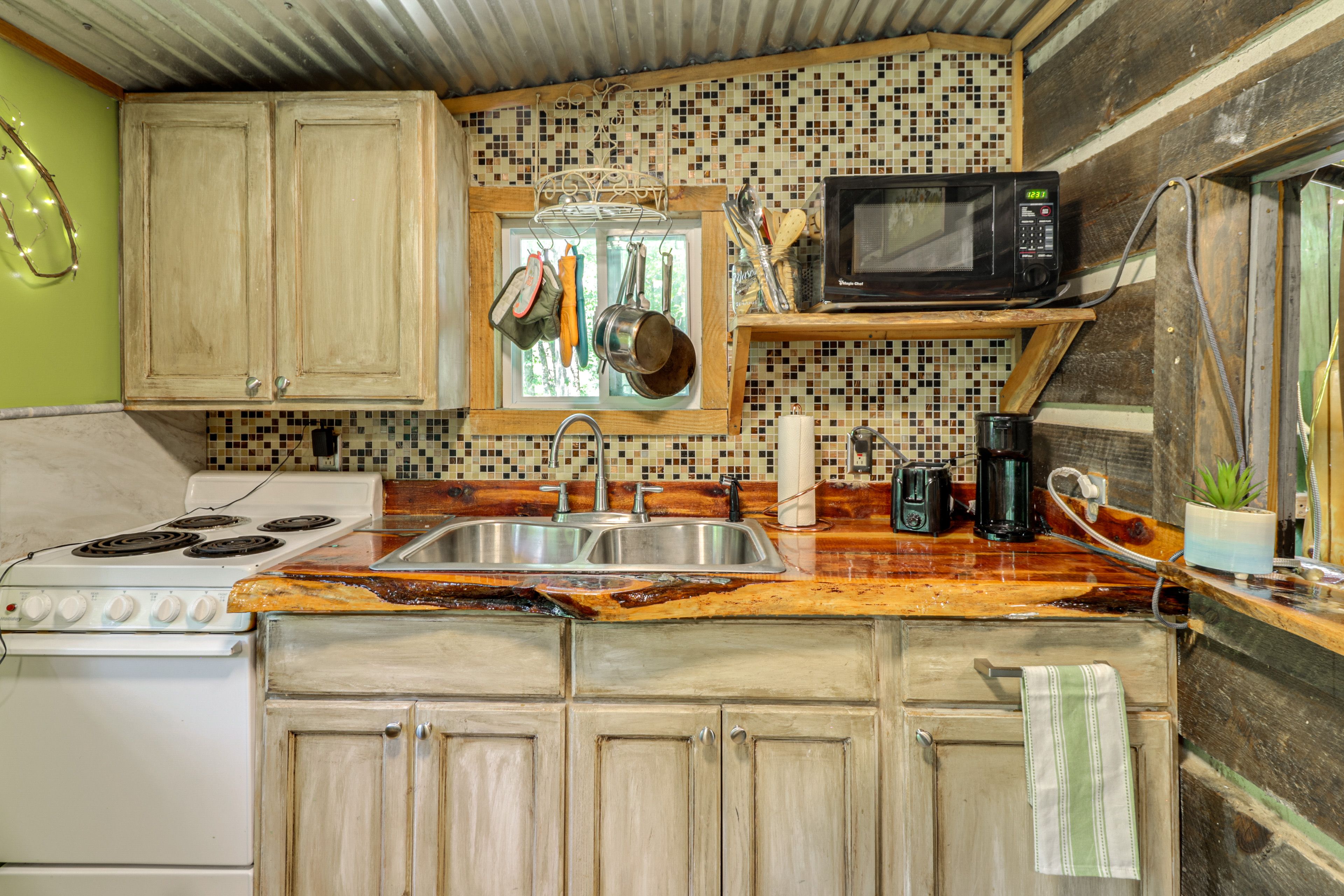 Kitchenette | Stove/Oven | Single-Serve Coffee Maker | Microwave