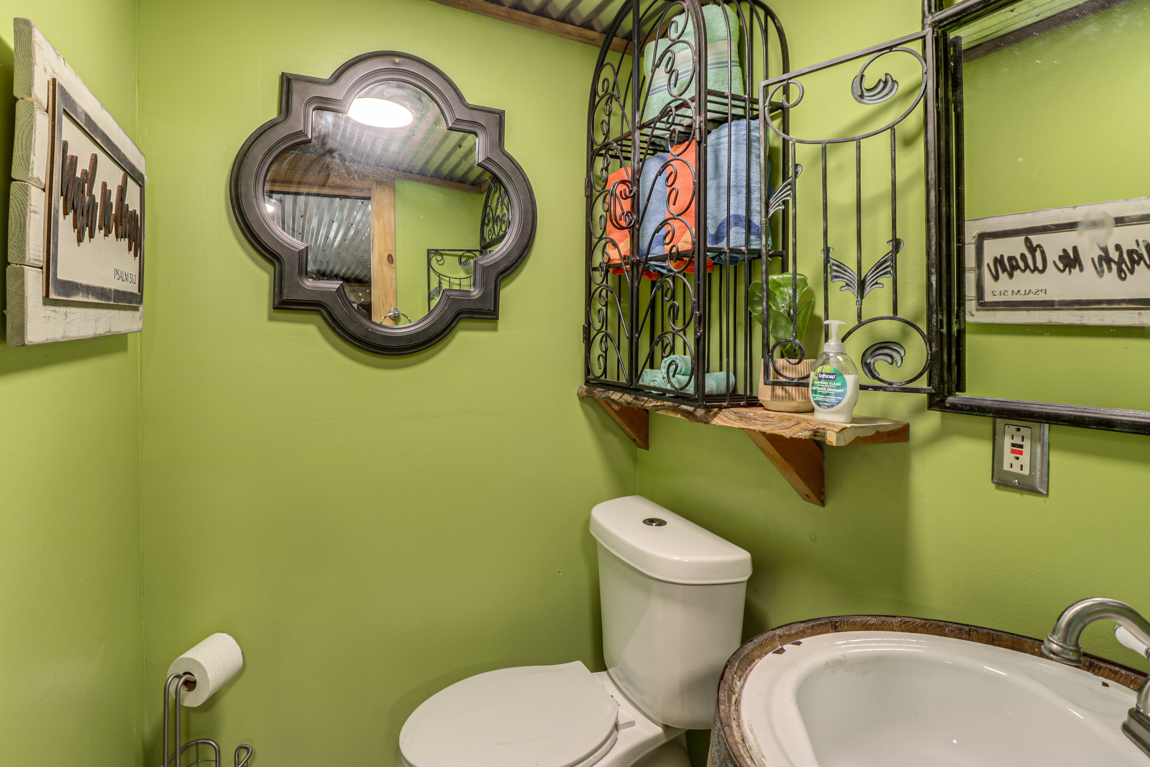 Full Bathroom | Towels Provided