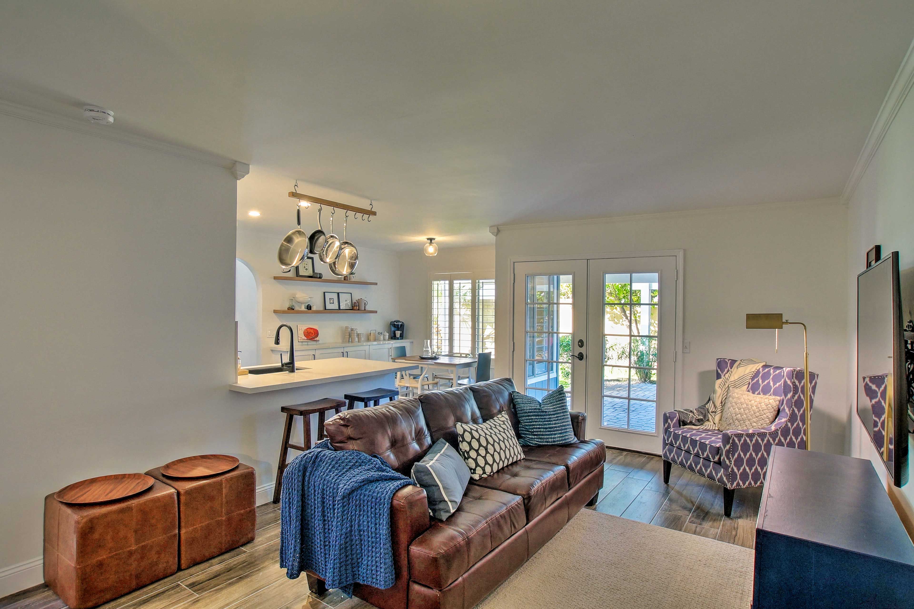 Relax in the living room and watch the flat-screen cable TV.