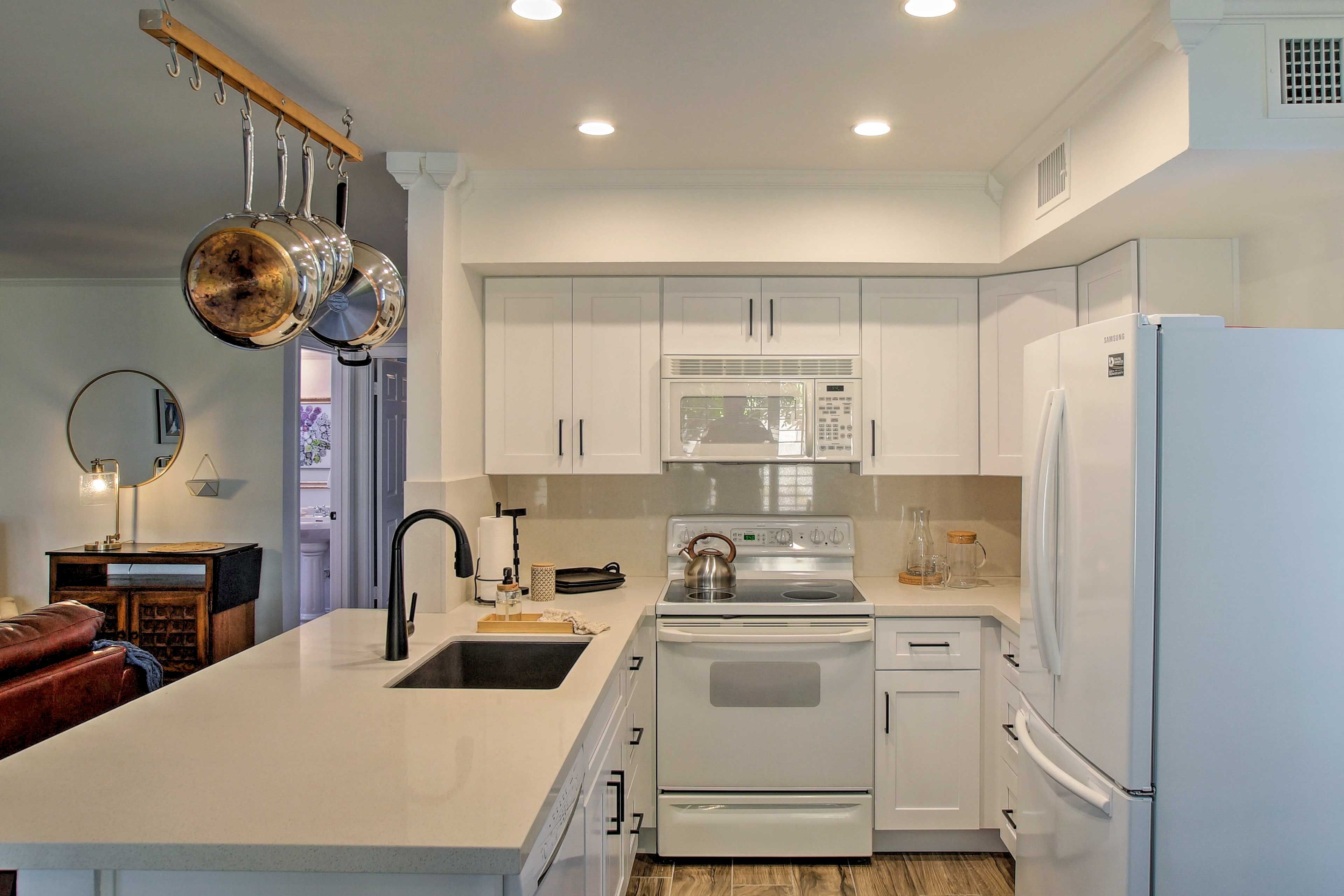 Complete with the necessary appliances, this kitchen has it all!