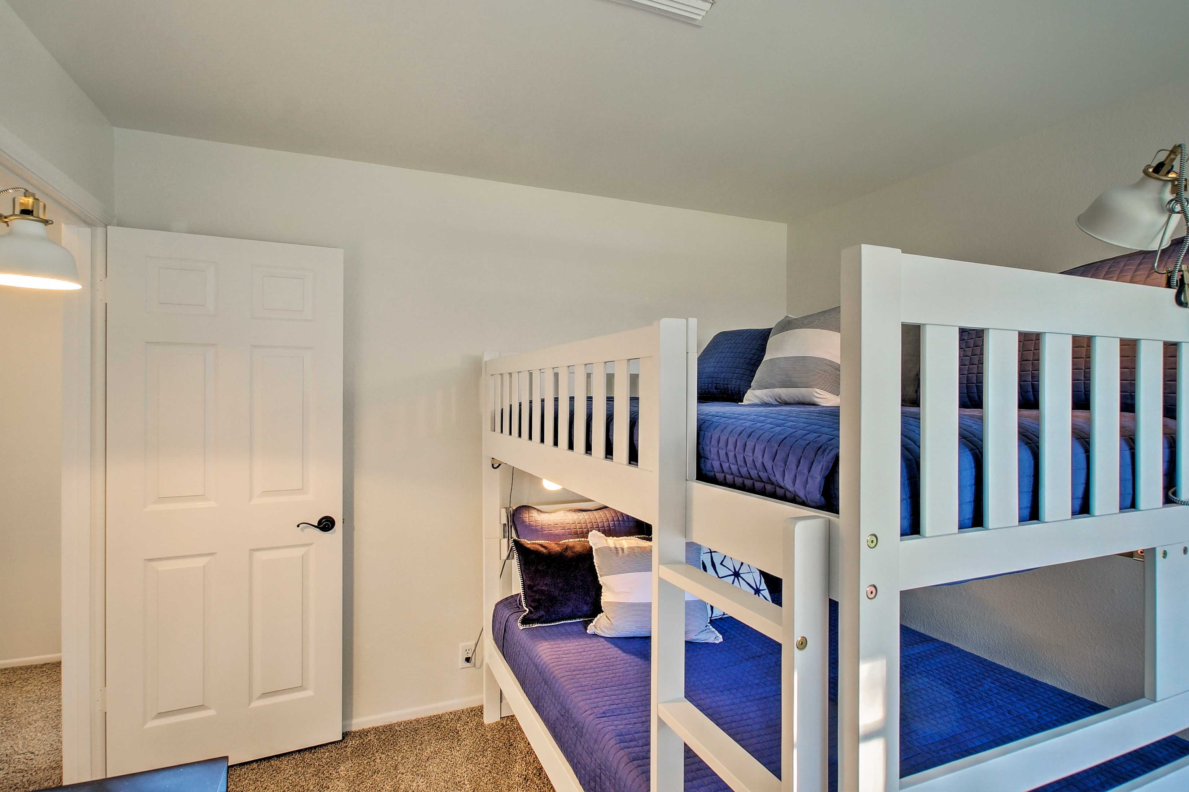 This room can comfortably sleep 3!