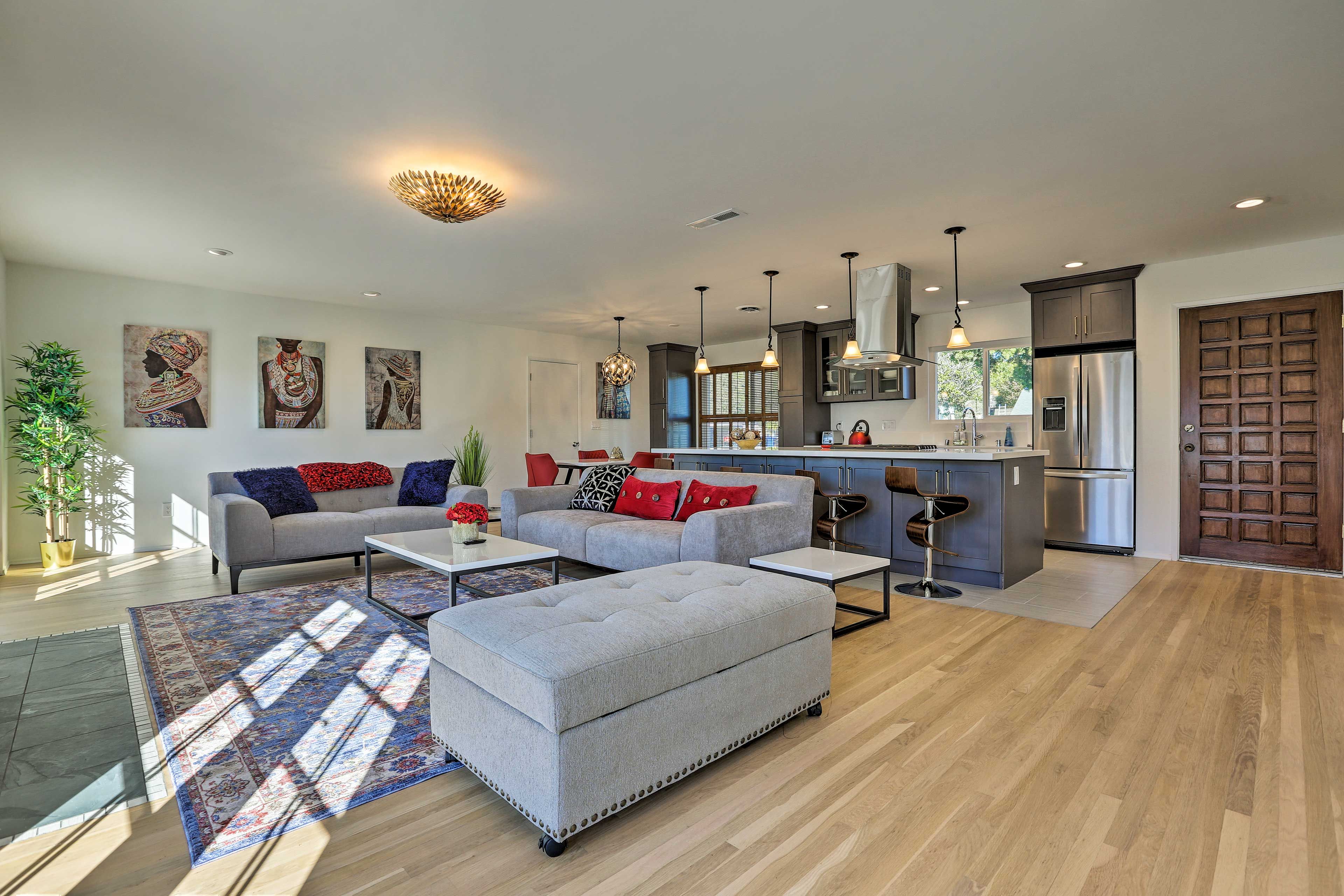 Living Room | Sleeper Sofa | Free WiFi