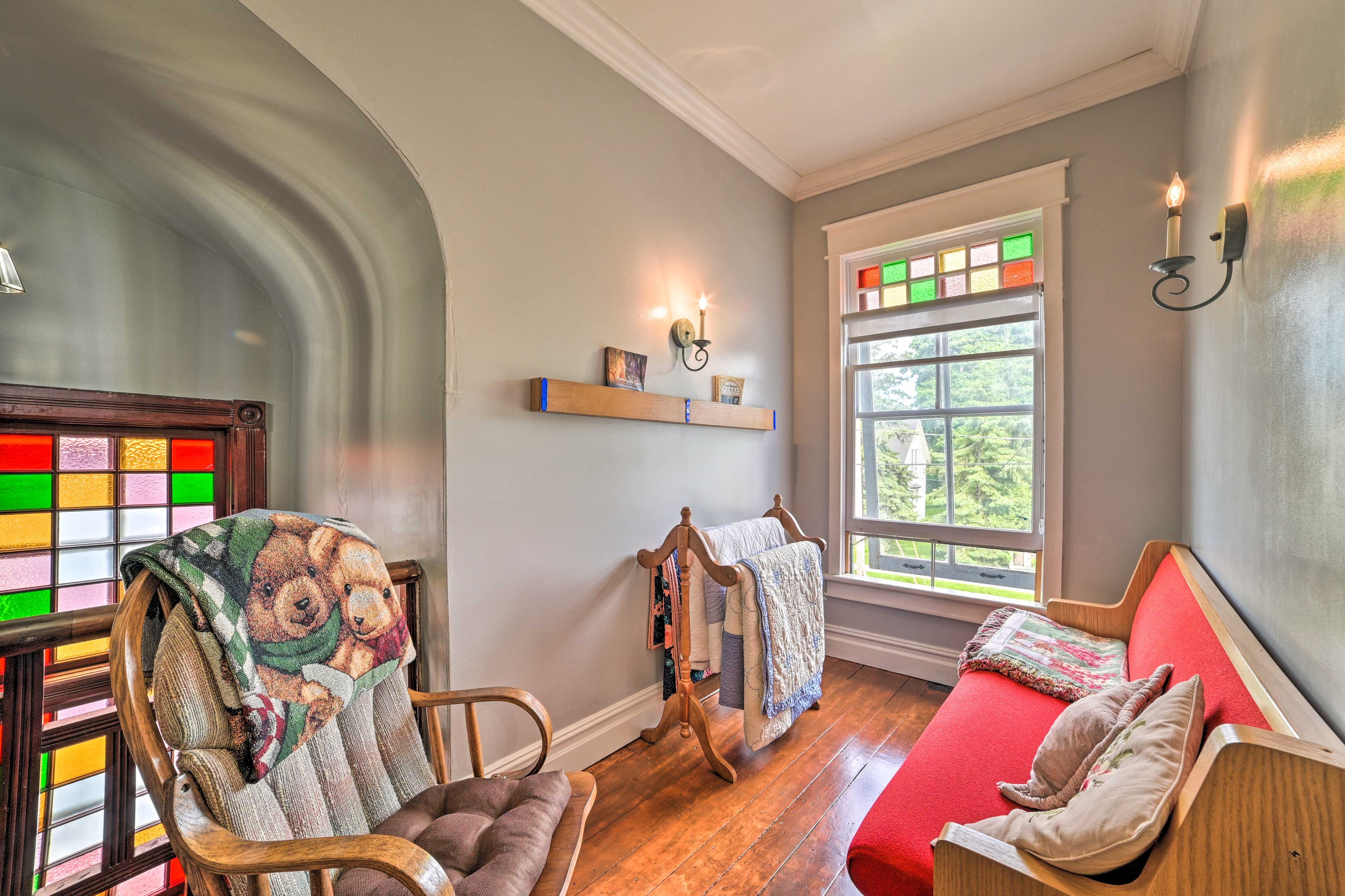 2nd-Floor Sitting Area