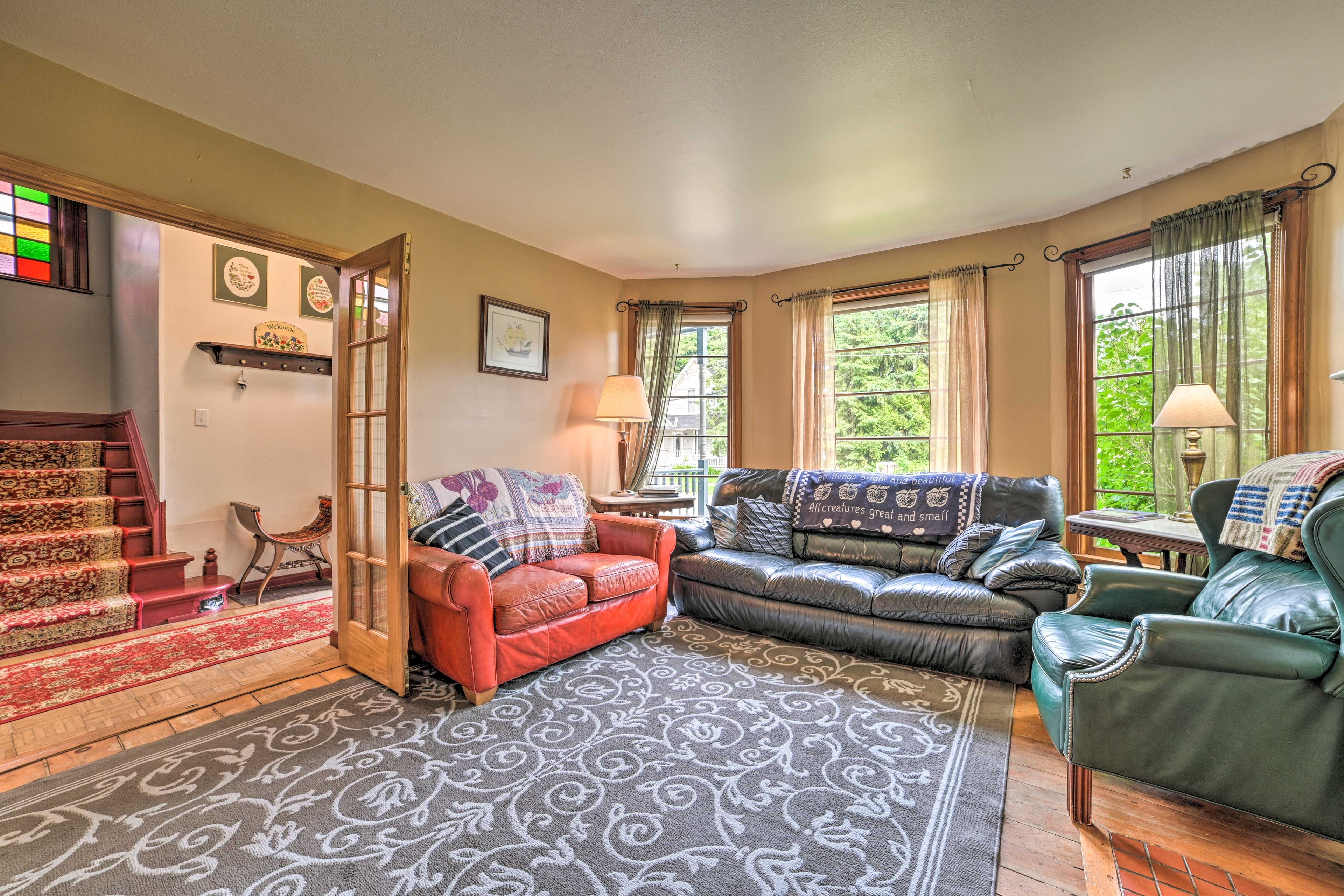 Living Room | Free WiFi | Wood-Burning Fireplace
