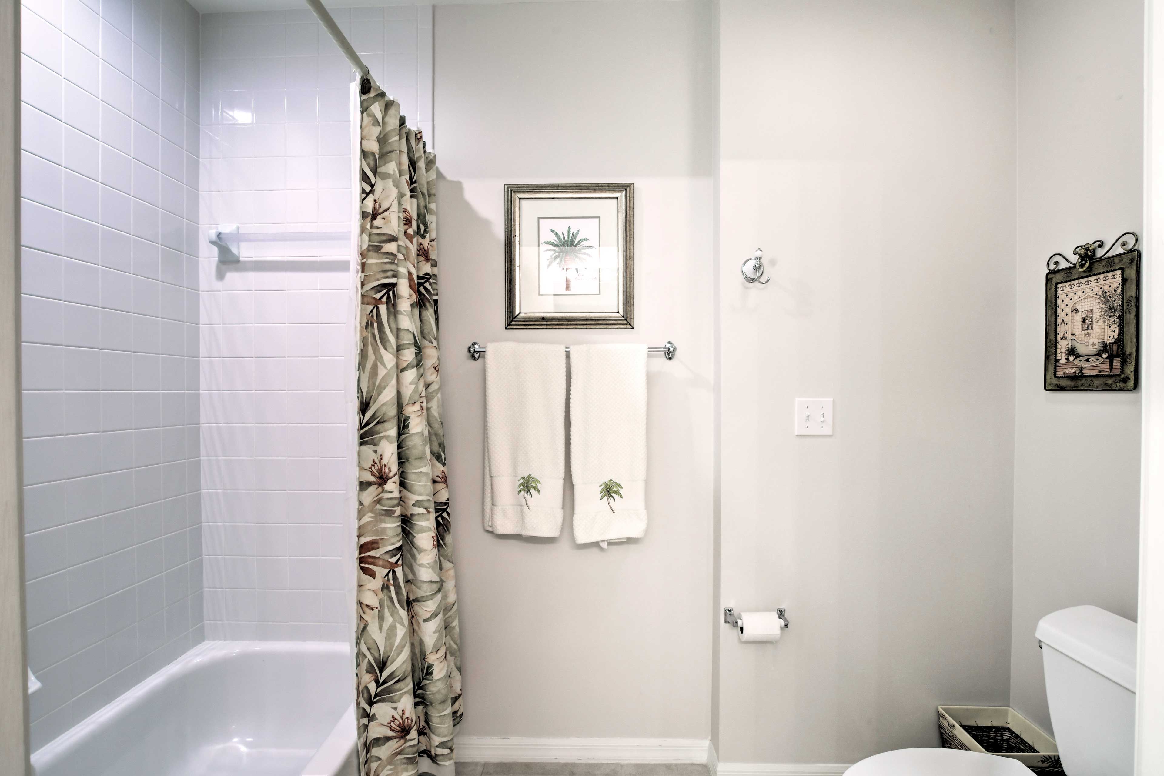 Rinse sand from the day away in the shower/tub combo.
