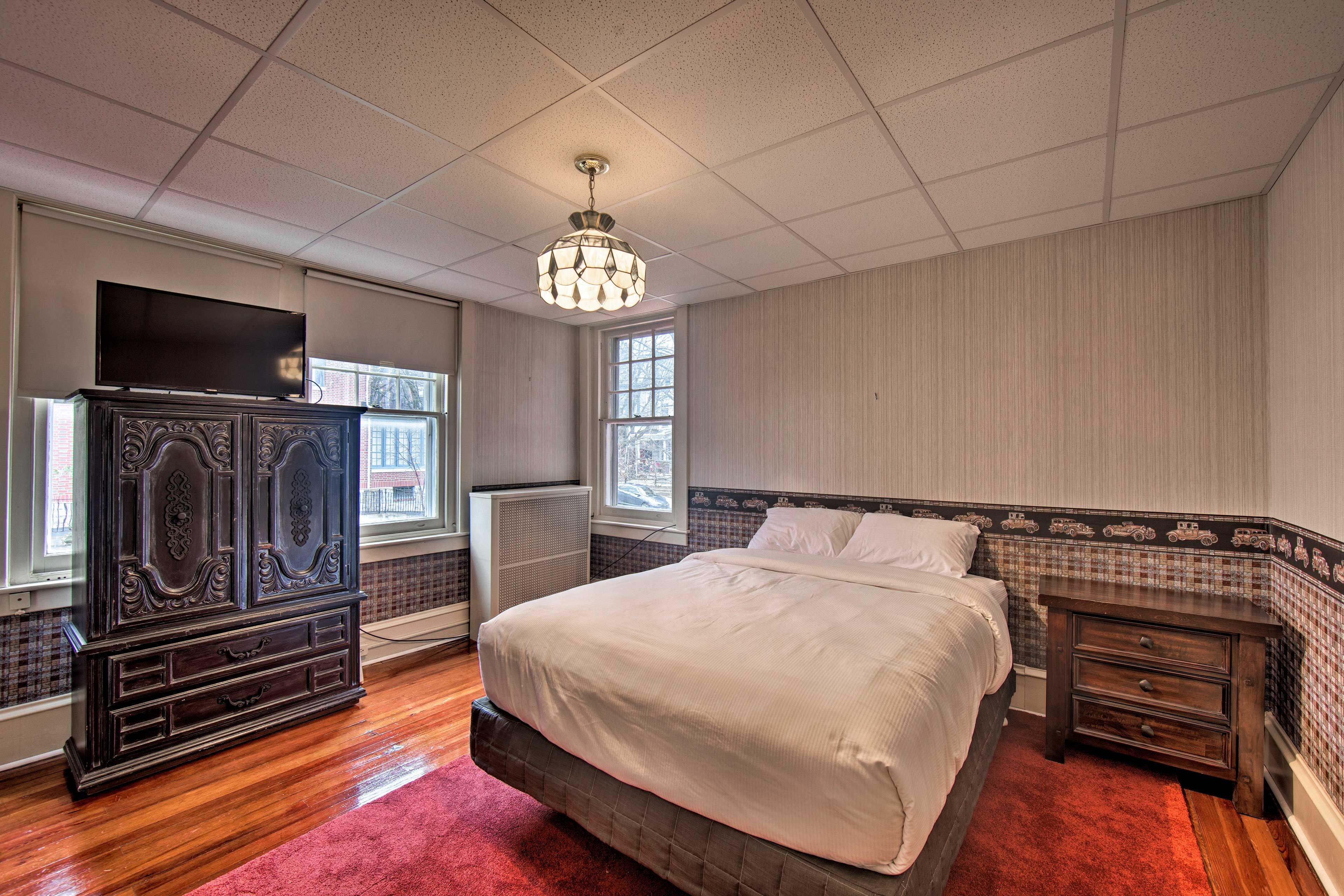 Bedroom 2 | 2nd Floor | Queen Bed | Flat-Screen TV
