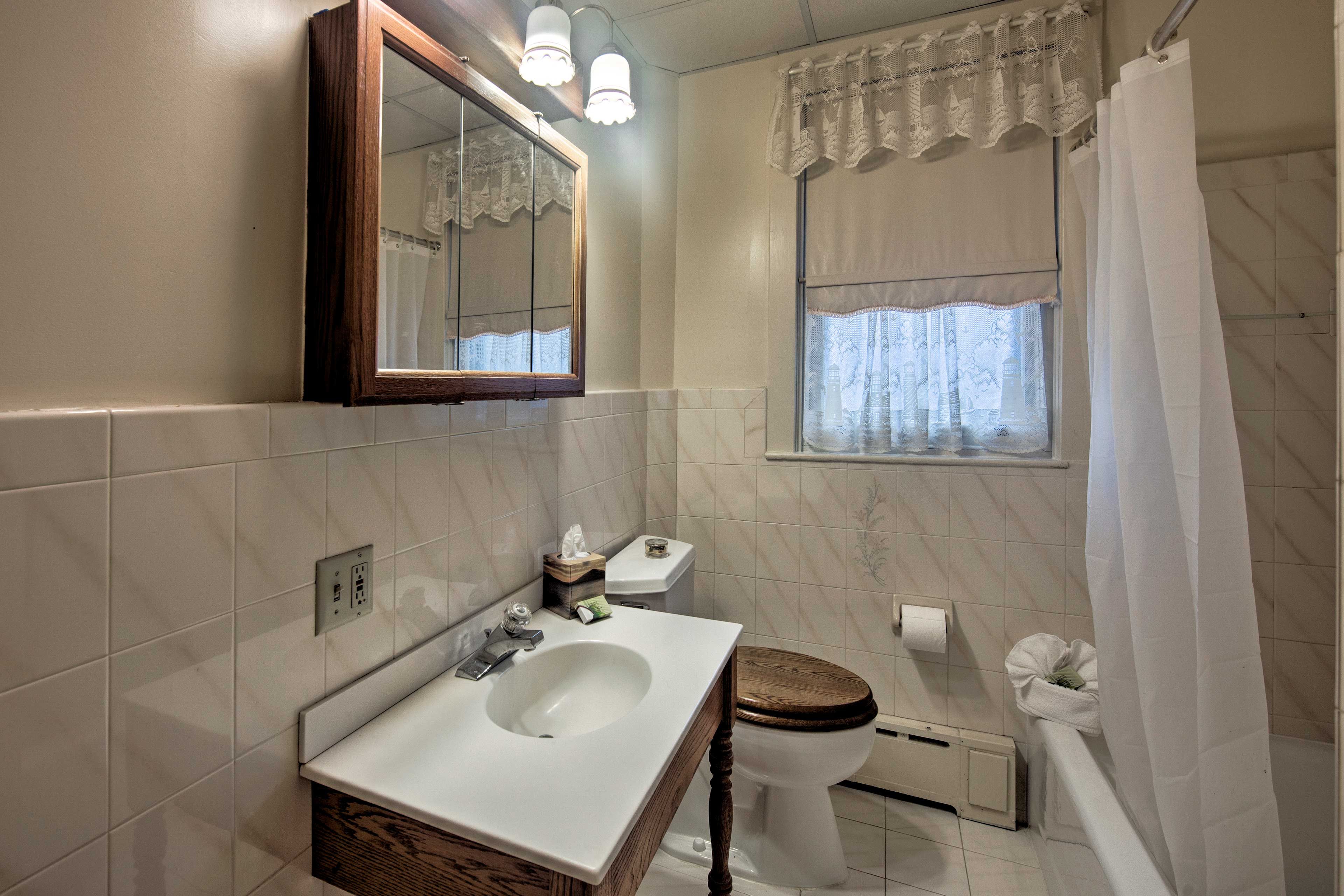 Full Bathroom | 2nd Floor | Towels Provided