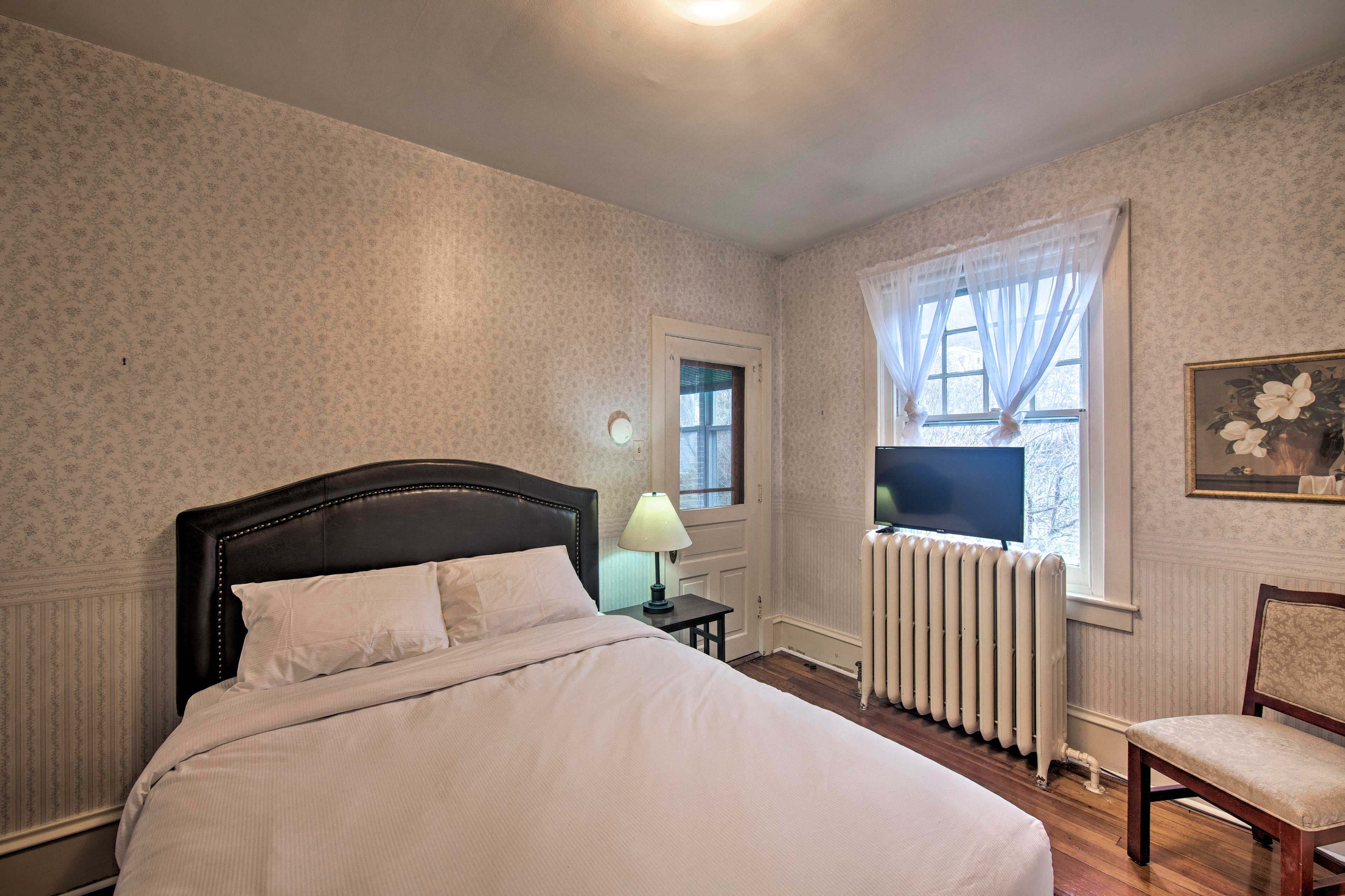 Bedroom 1 | 2nd Floor | Queen Bed | Linens Provided | Flat-Screen TV