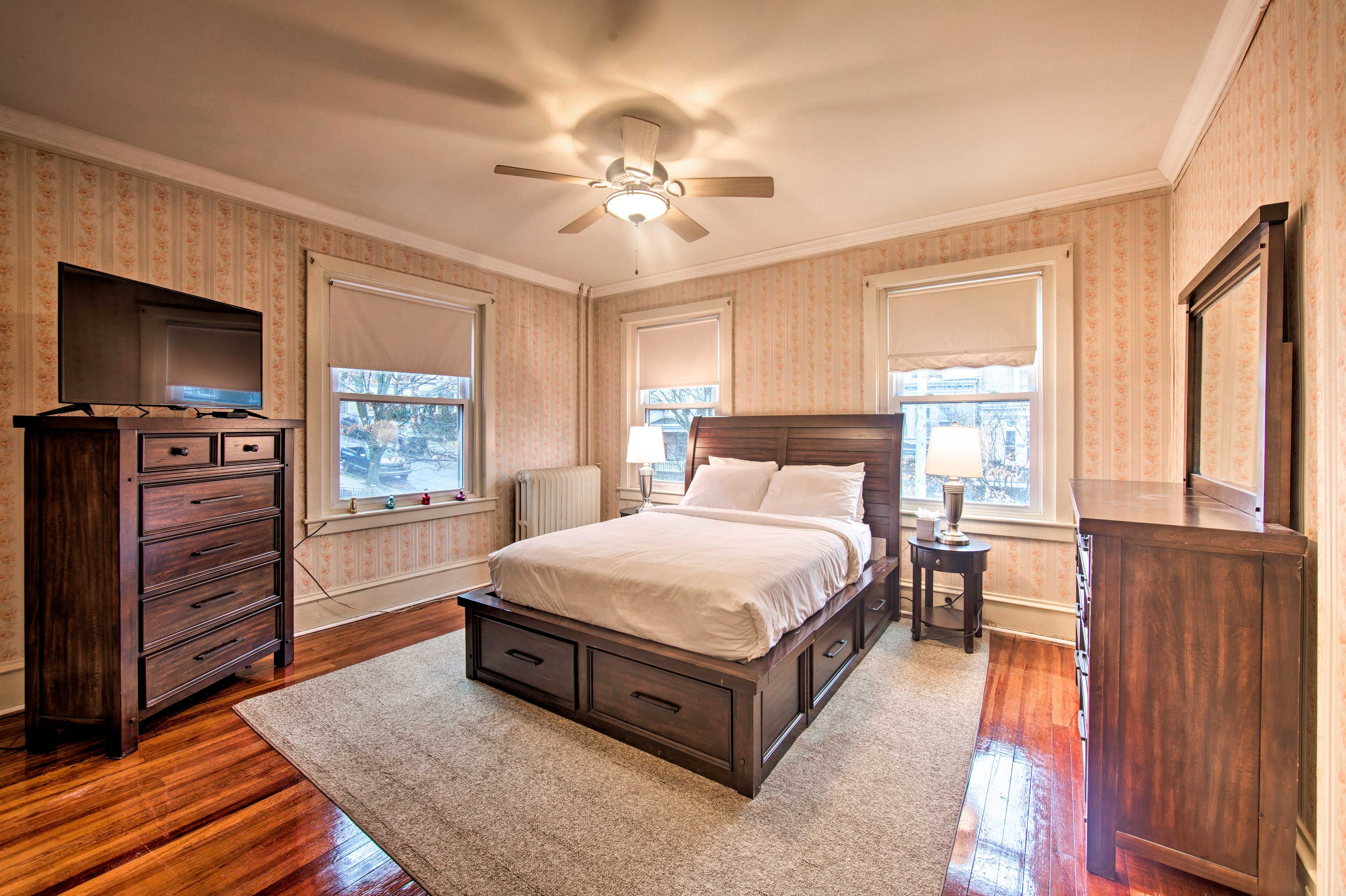 Bedroom 3 | 2nd Floor | Queen Bed | Flat-Screen TV
