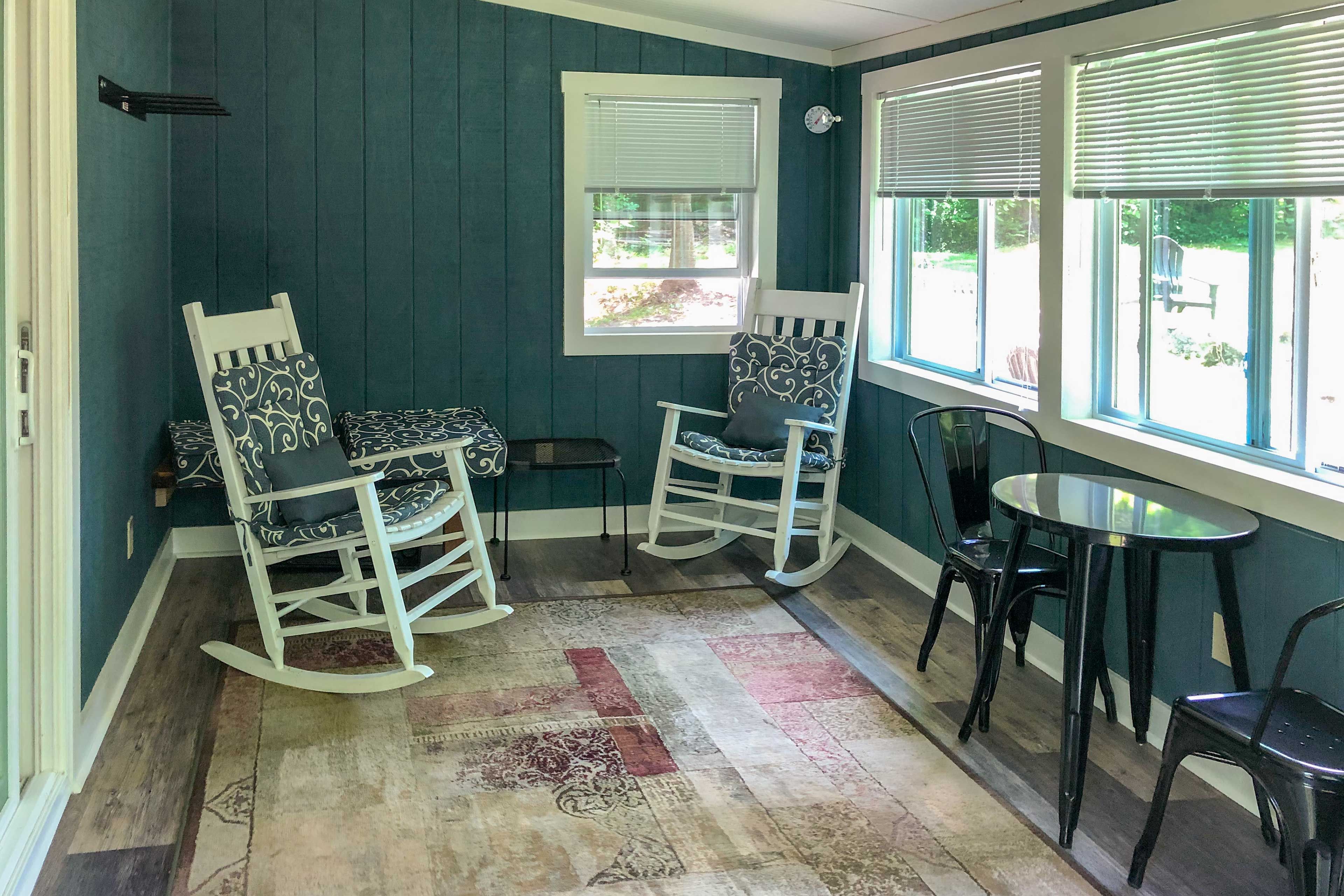 Sunroom | Board Games | Picnic Table | Spacious Yard