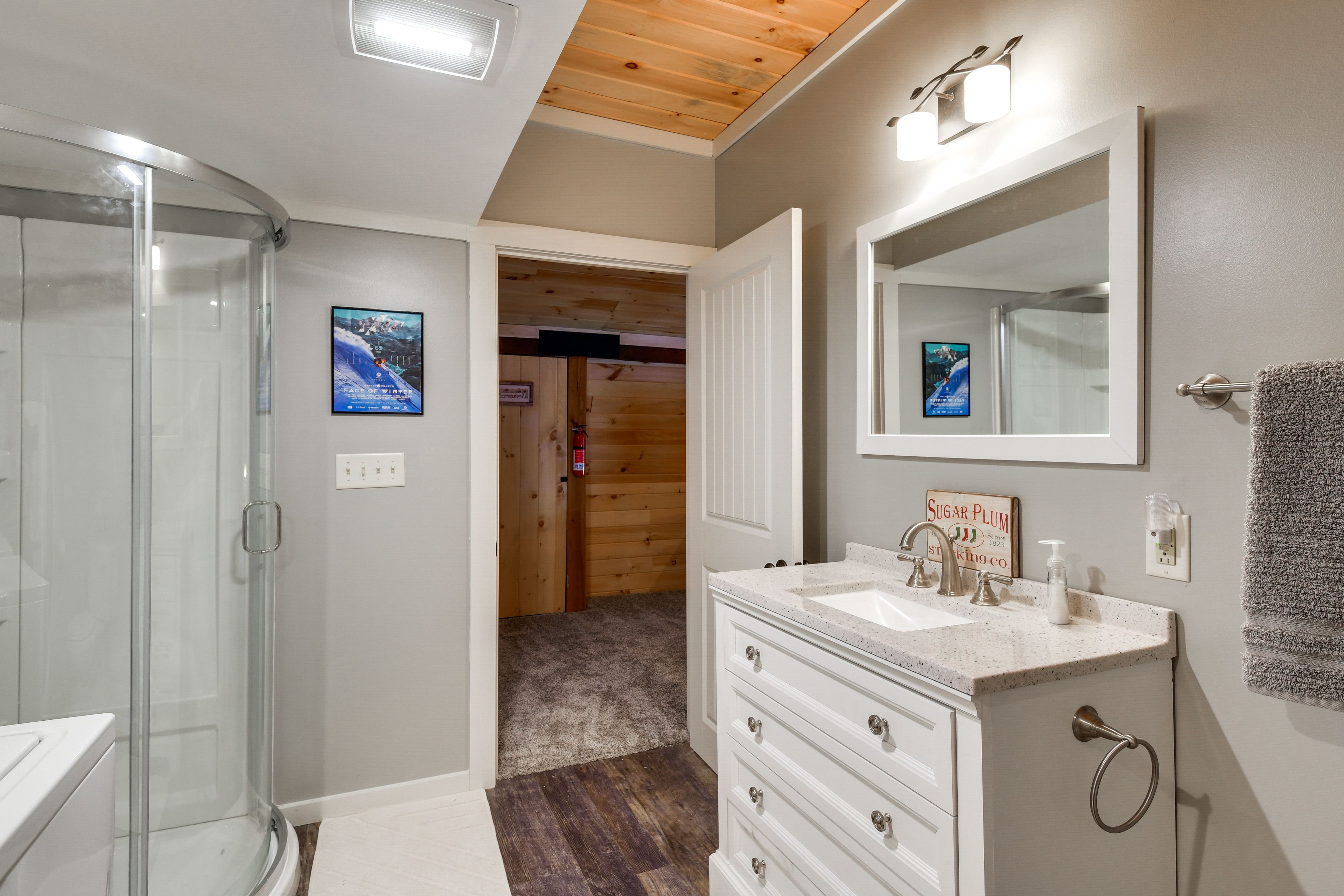 Full Bathroom | 2nd Floor