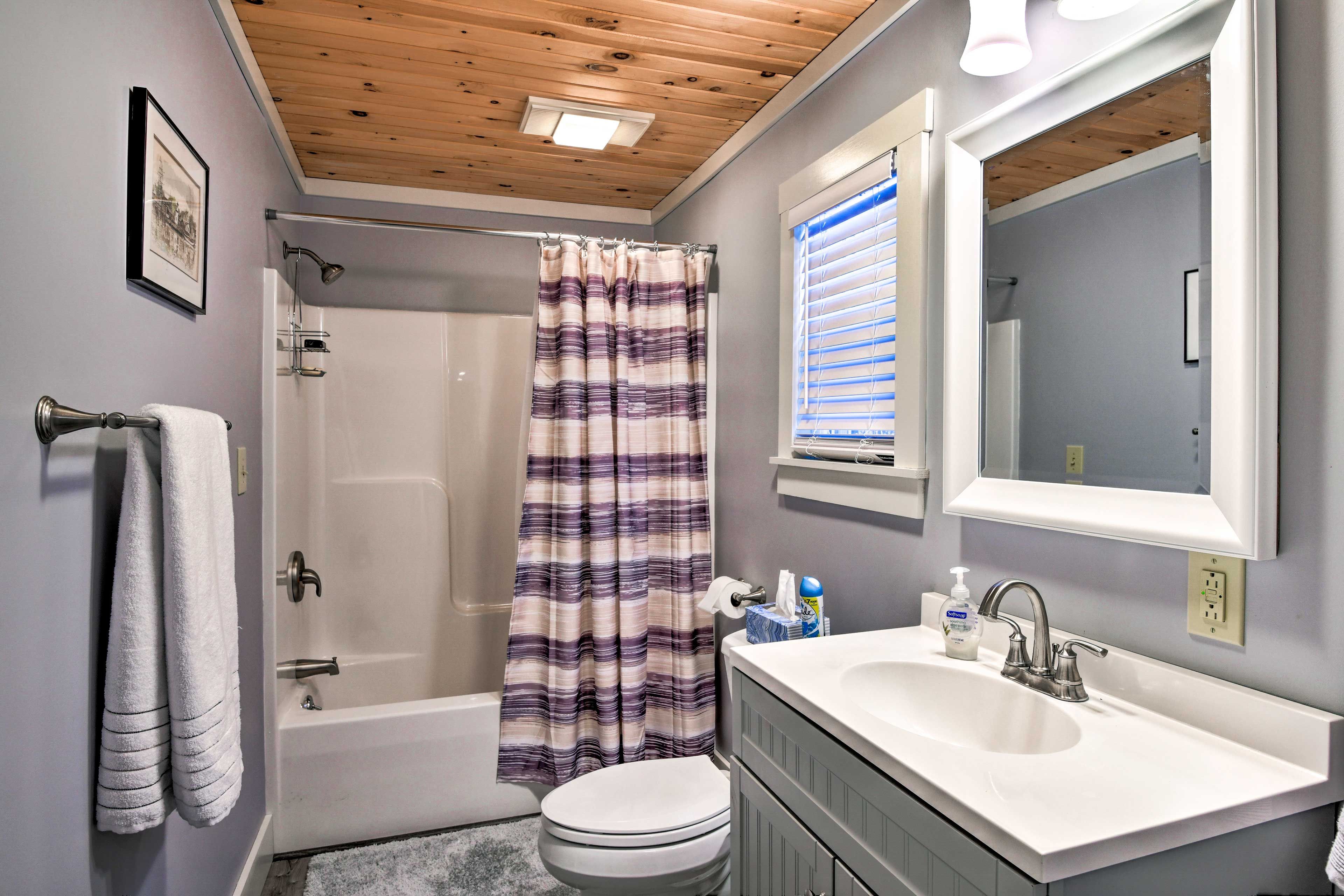 Full Bathroom | Toiletries Provided