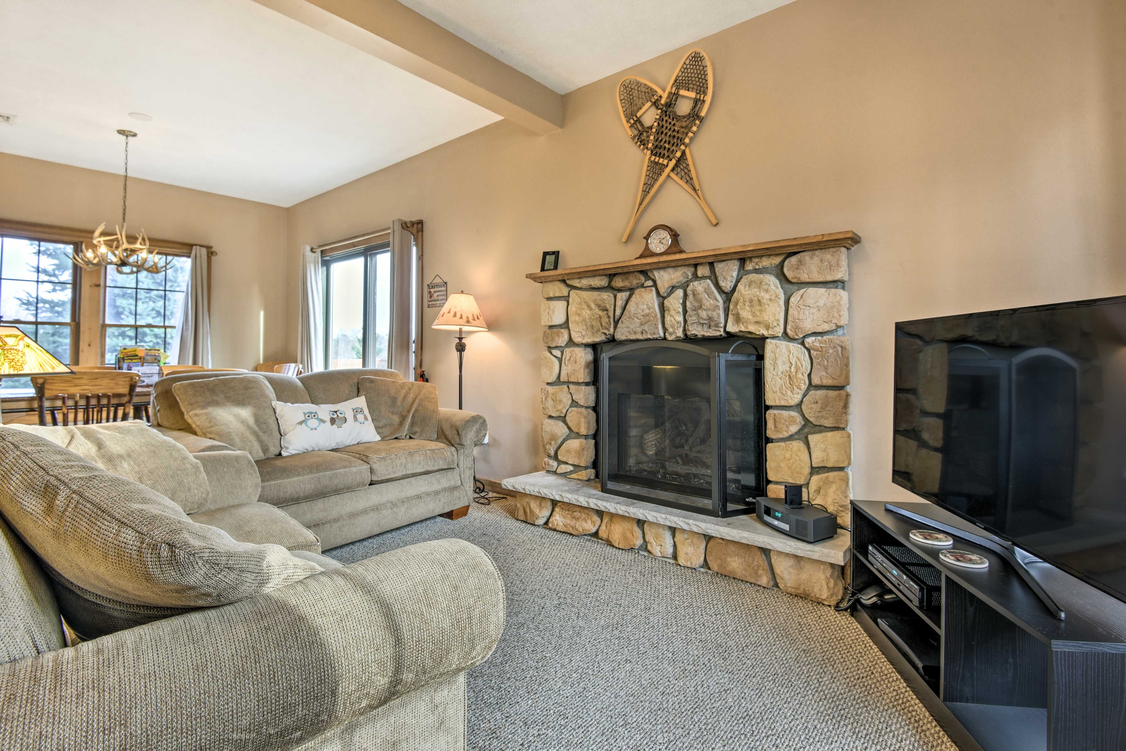 Living Room | Flat-Screen TV w/ Cable | DVD Player