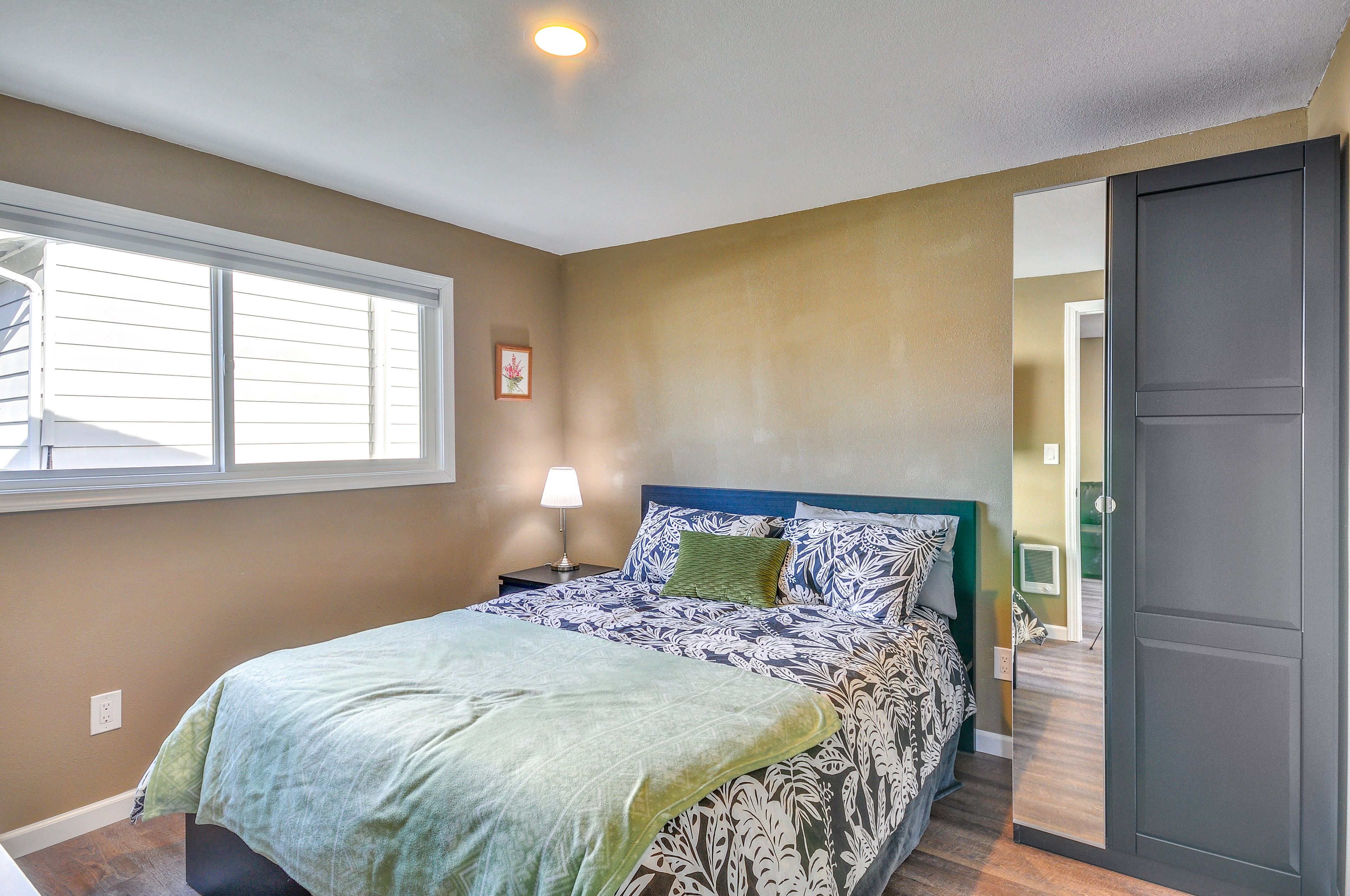 Bedroom | Queen Bed
